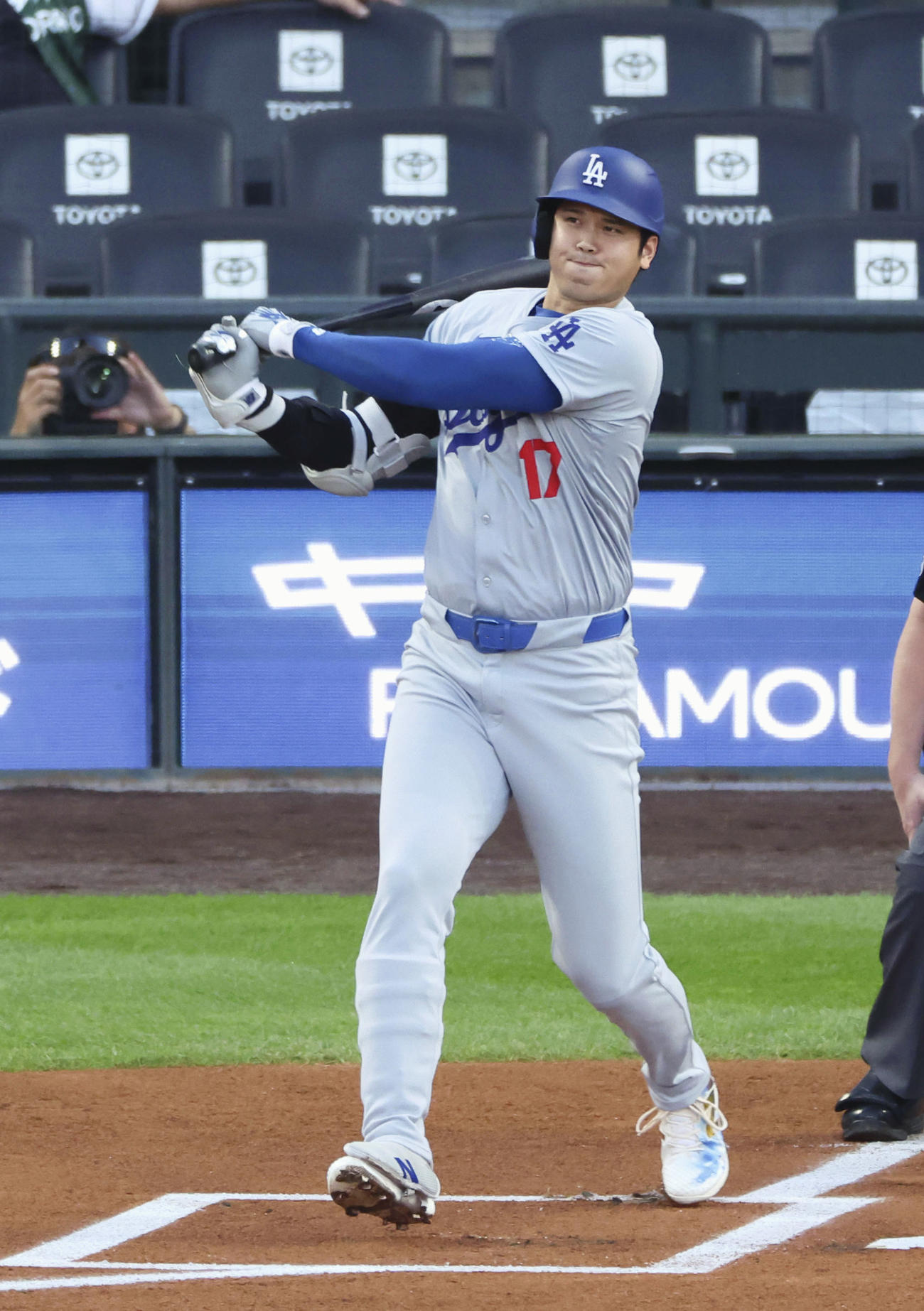 ロッキーズ戦の1回、右安打を放つドジャース・大谷＝デンバー（共同）