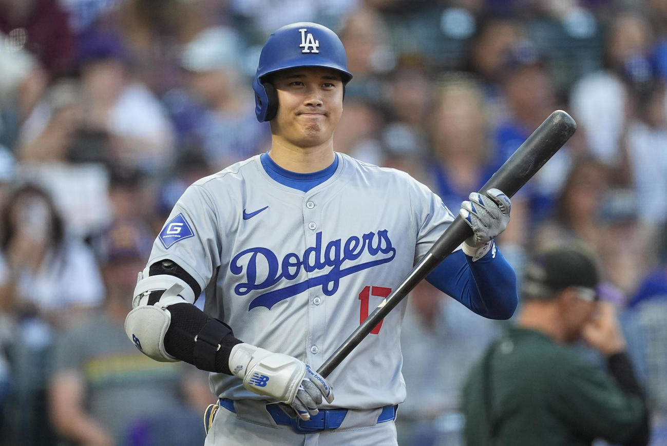 大谷翔平はロッキーズ戦の第1打席に立つ（AP)
