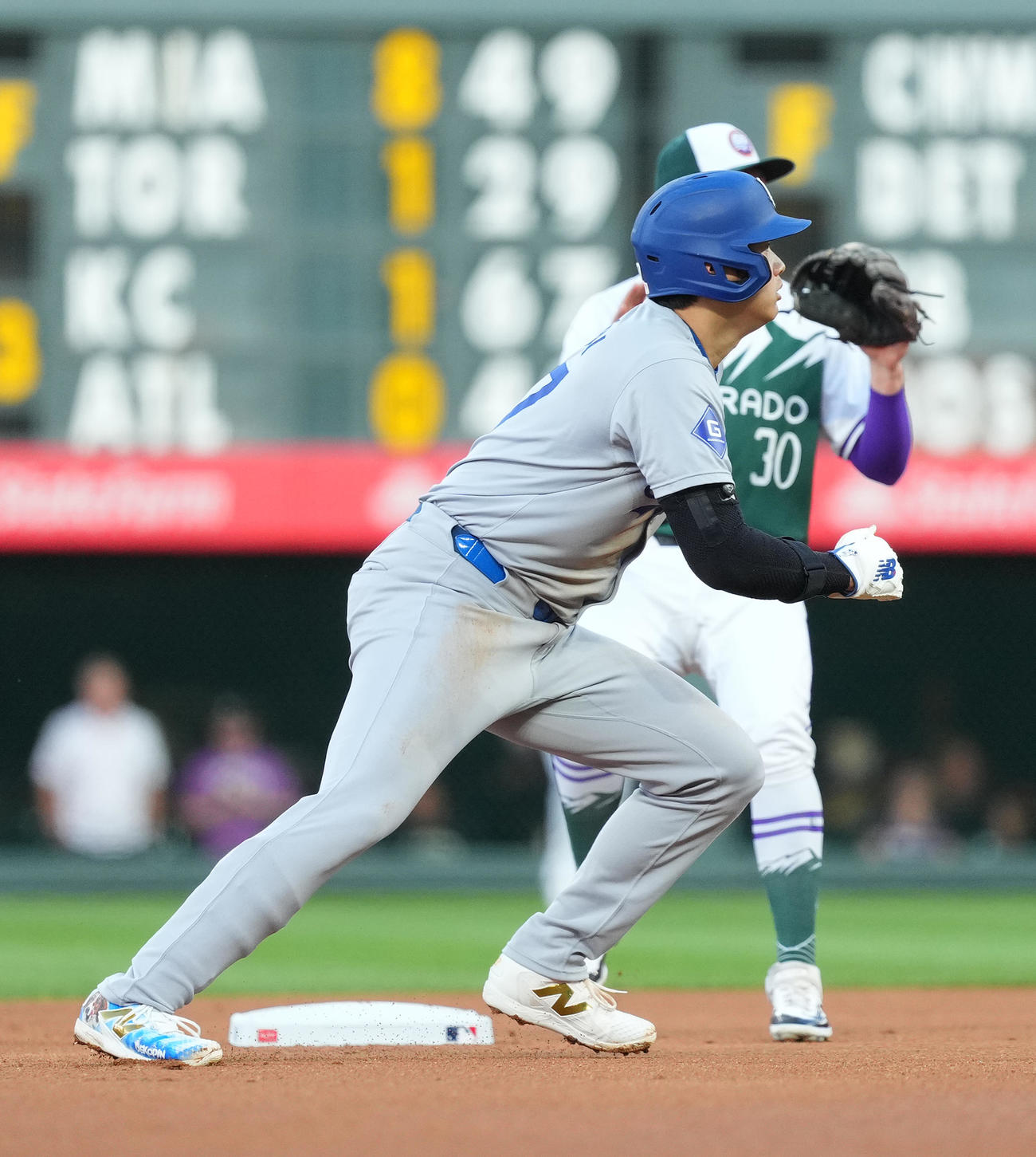 ロッキーズ対ドジャース　1回表ドジャース無死一塁、ベッツの一飛で二塁を駆け回るも、二塁ベースを踏み忘れて一塁に帰塁しアウトとなる大谷（撮影・菅敏）