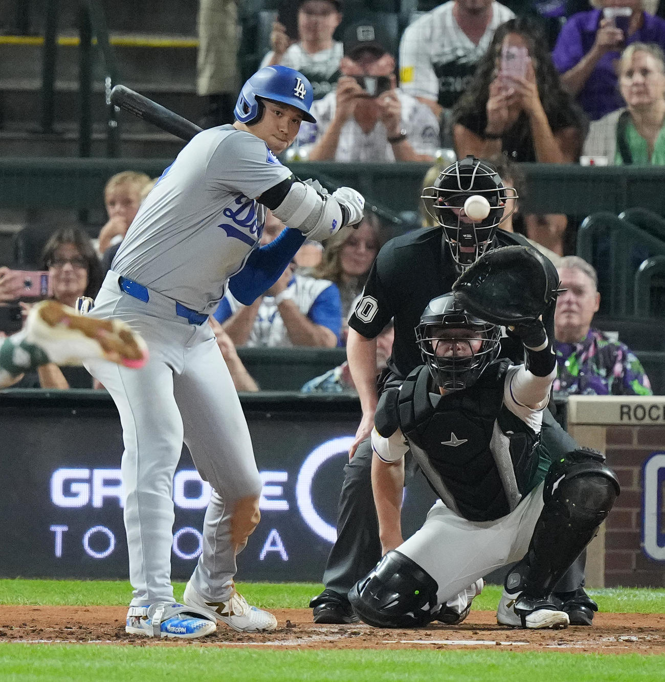 ロッキーズ対ドジャース　5回表ドジャース無死、四球を選ぶ大谷（撮影・菅敏）