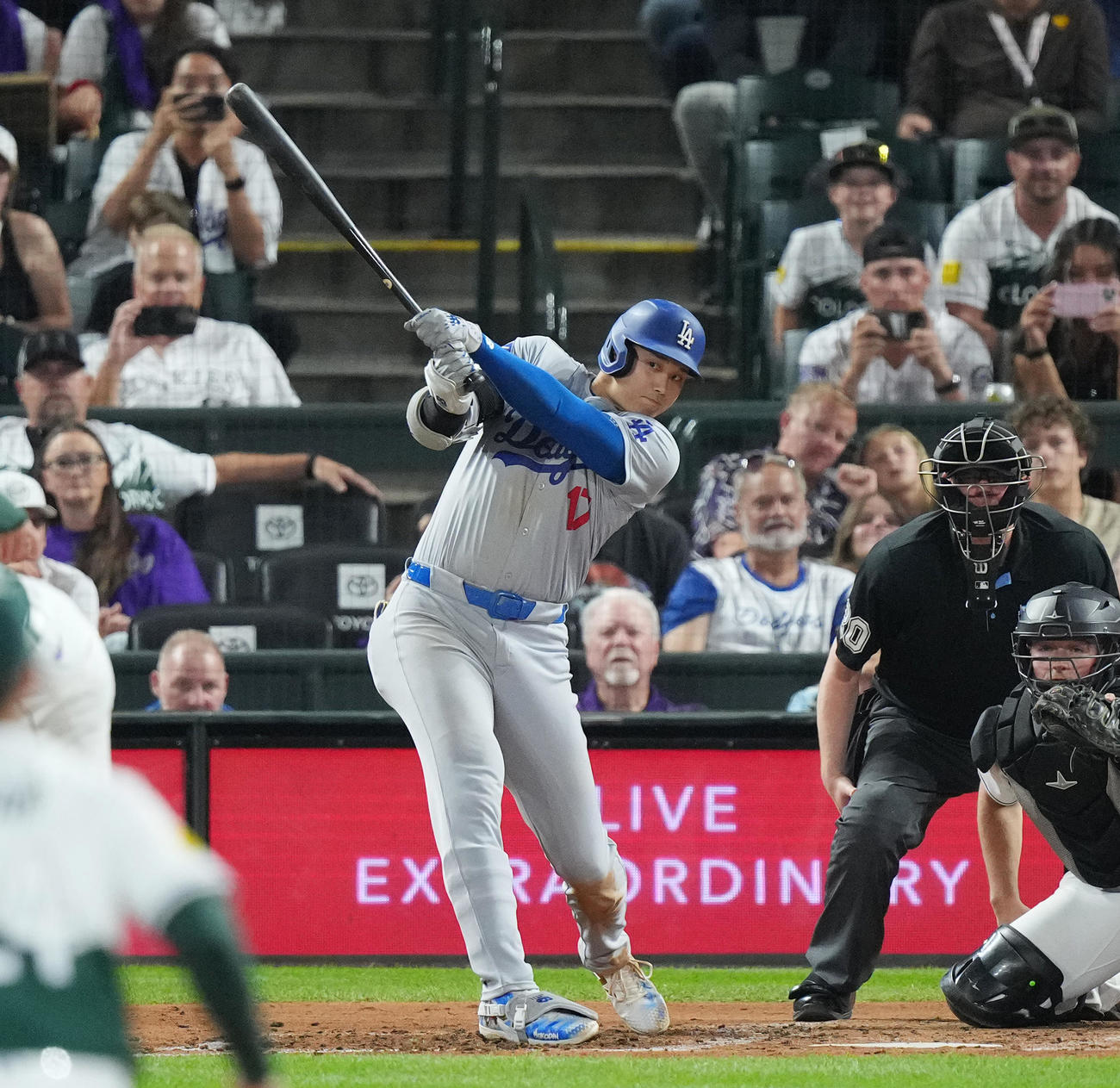 ロッキーズ対ドジャース　6回表ドジャース無死、右前打を放つ大谷（撮影・菅敏）