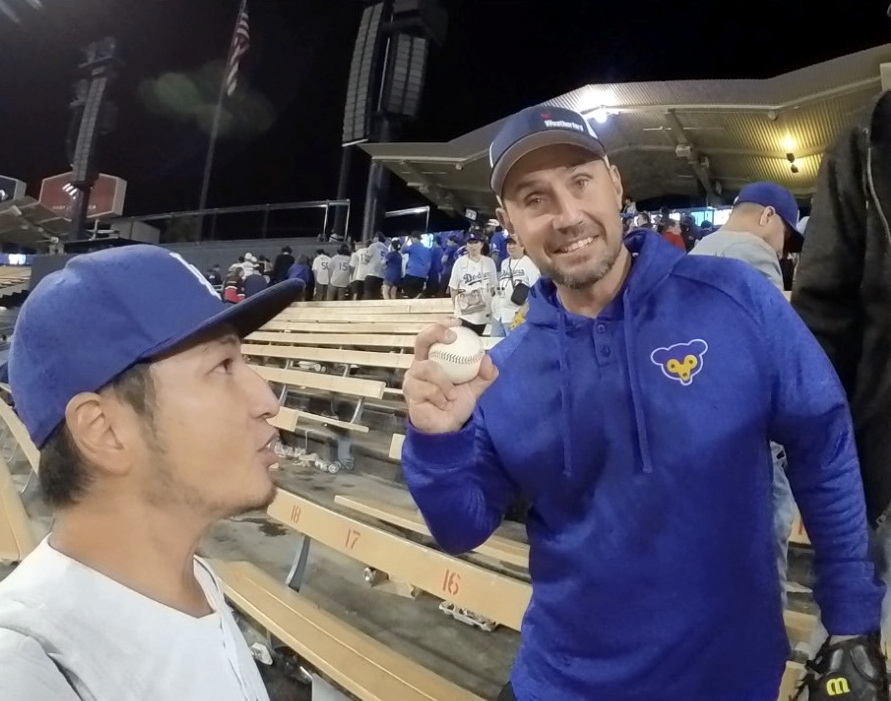 ドジャース大谷の今季40号ホームランボールを手にした男性。左はモノマネ芸人ミニタニ（ミニタニ提供）
