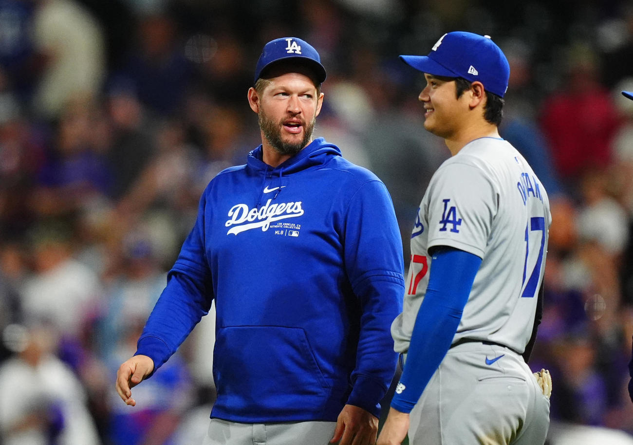 ロッキーズ戦勝利を喜ぶカーショー（左）と大谷翔平（ロイター）