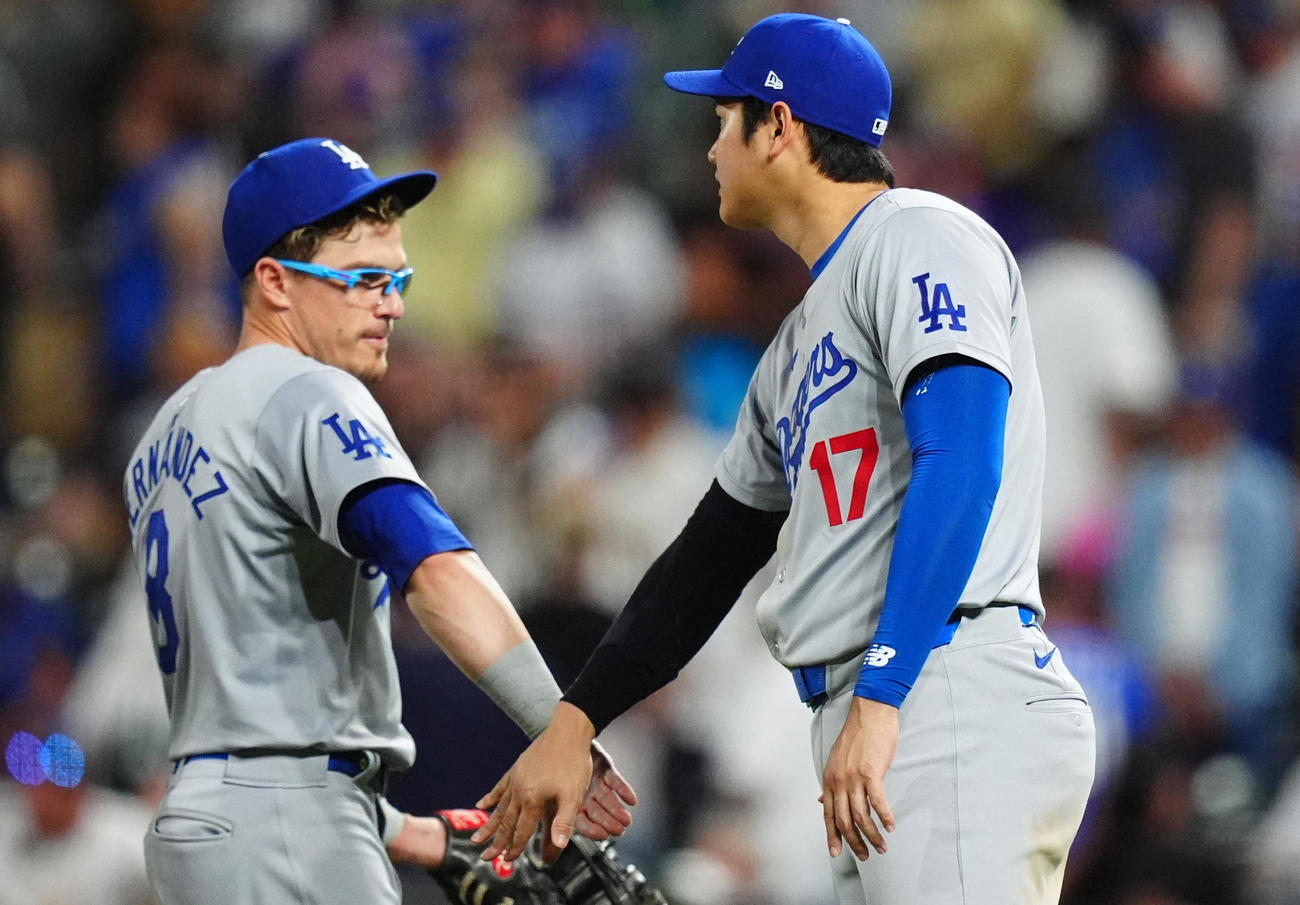 ロッキーズ戦勝利を喜ぶヘルナンデス（左）と大谷翔平（ロイター）