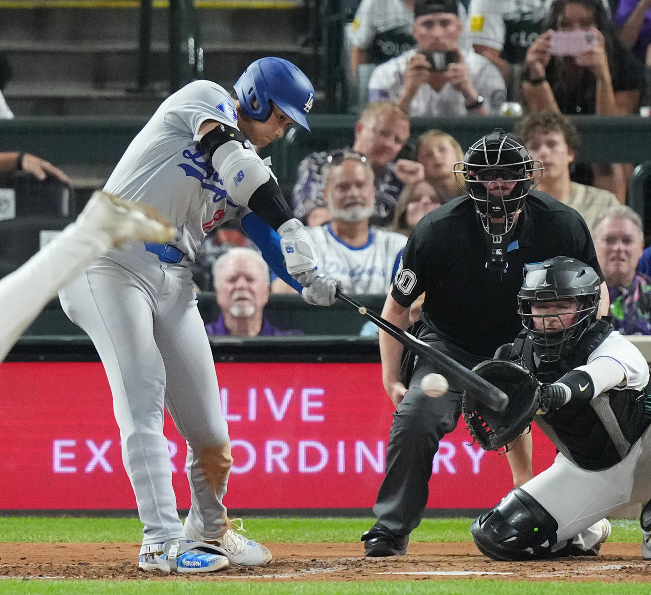 ロッキーズ対ドジャース　6回表ドジャース無死、右前打を放つ大谷（撮影・菅敏）