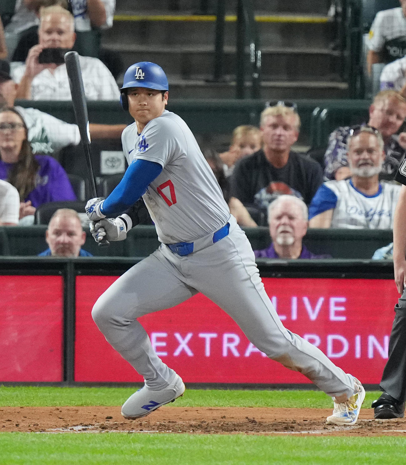 ロッキーズ対ドジャース　6回表ドジャース無死、右前打を放つ大谷（撮影・菅敏）