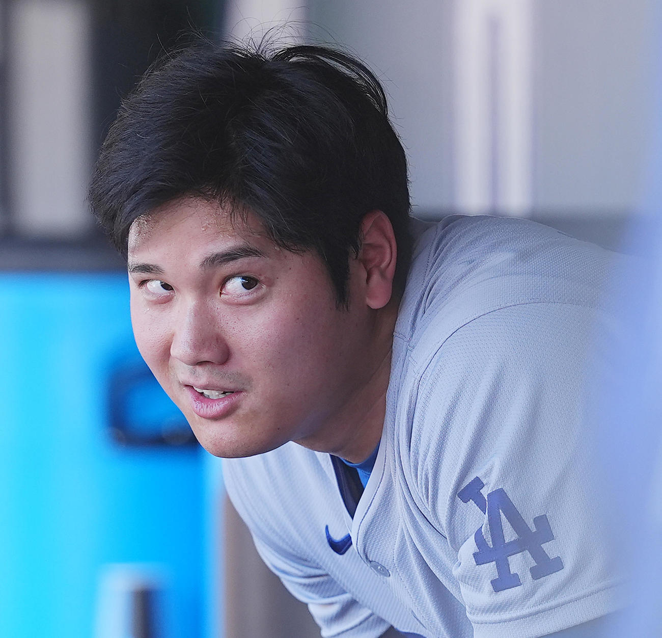 ロッキーズ対ドジャース　試合中、ベンチでナインと話すドジャース大谷（撮影・菅敏）