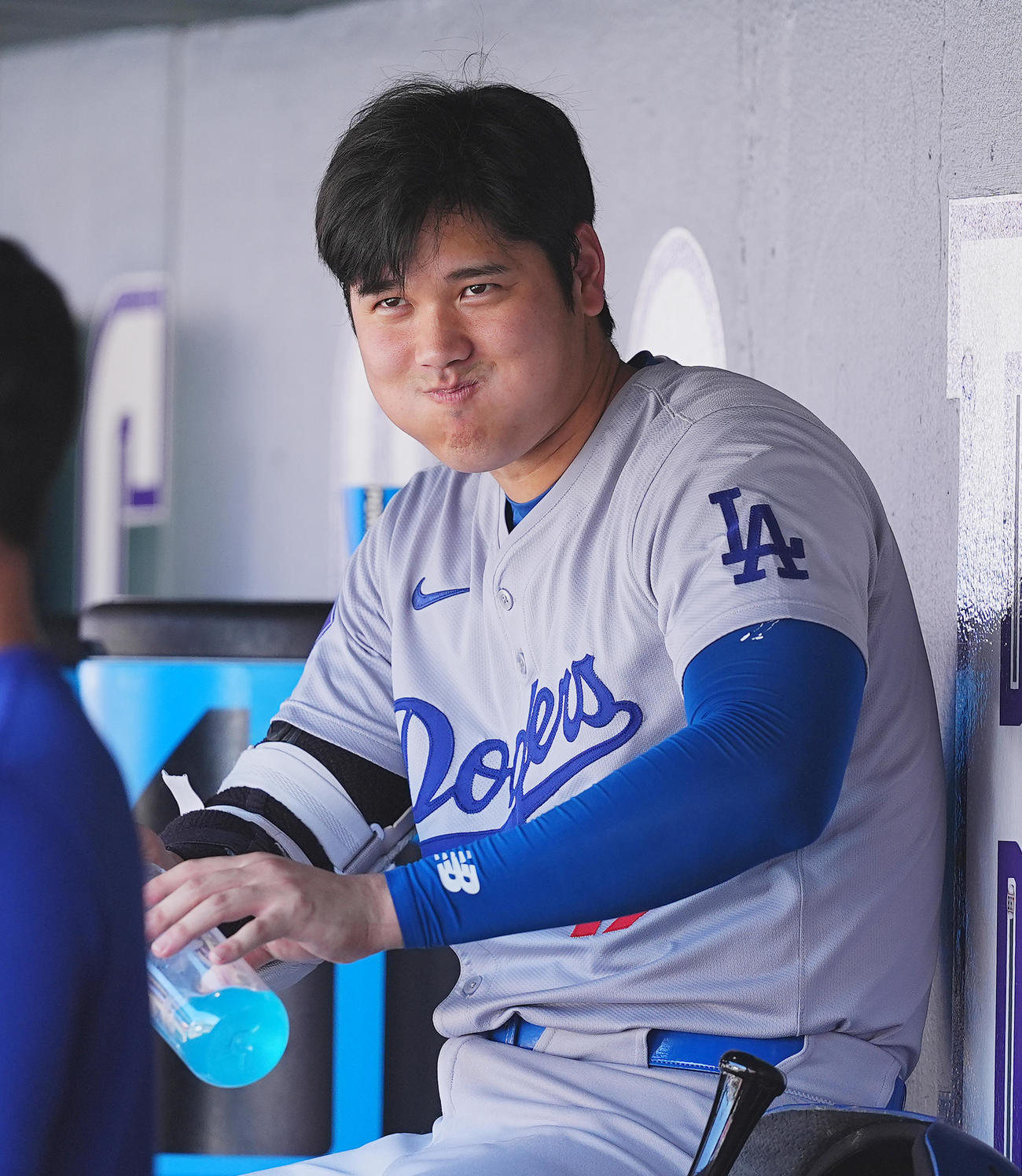 ロッキーズ対ドジャース　試合中、ベンチでナインと話すドジャース大谷（撮影・菅敏）