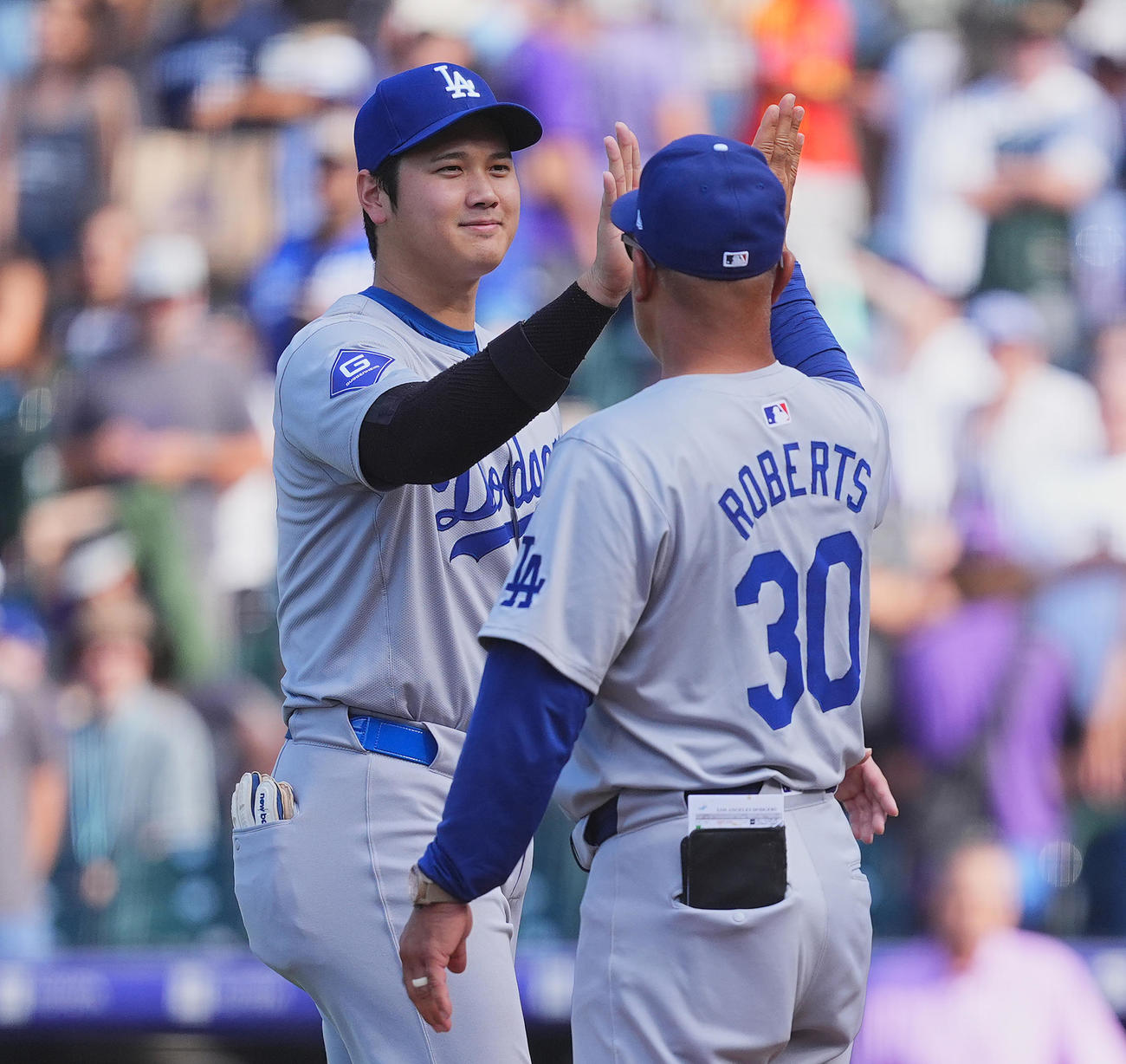 ロッキーズ対ドジャース　レギュラーシーズンを終え、ロバーツ監督（右）とタッチをする大谷（撮影・菅敏）