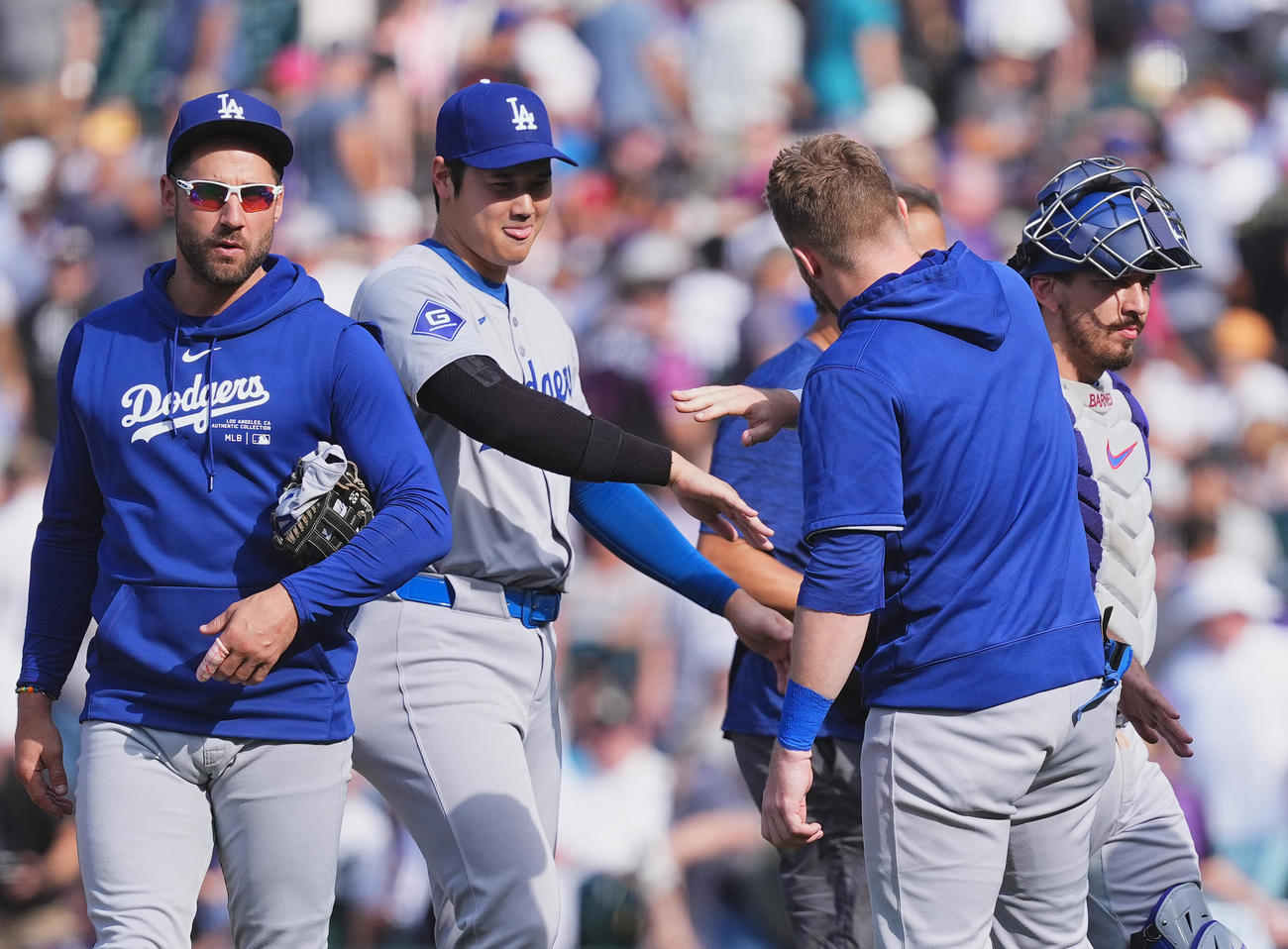 ロッキーズ対ドジャース　レギュラーシーズンを終え、ナインとタッチをするドジャース大谷（中央）（撮影・菅敏）