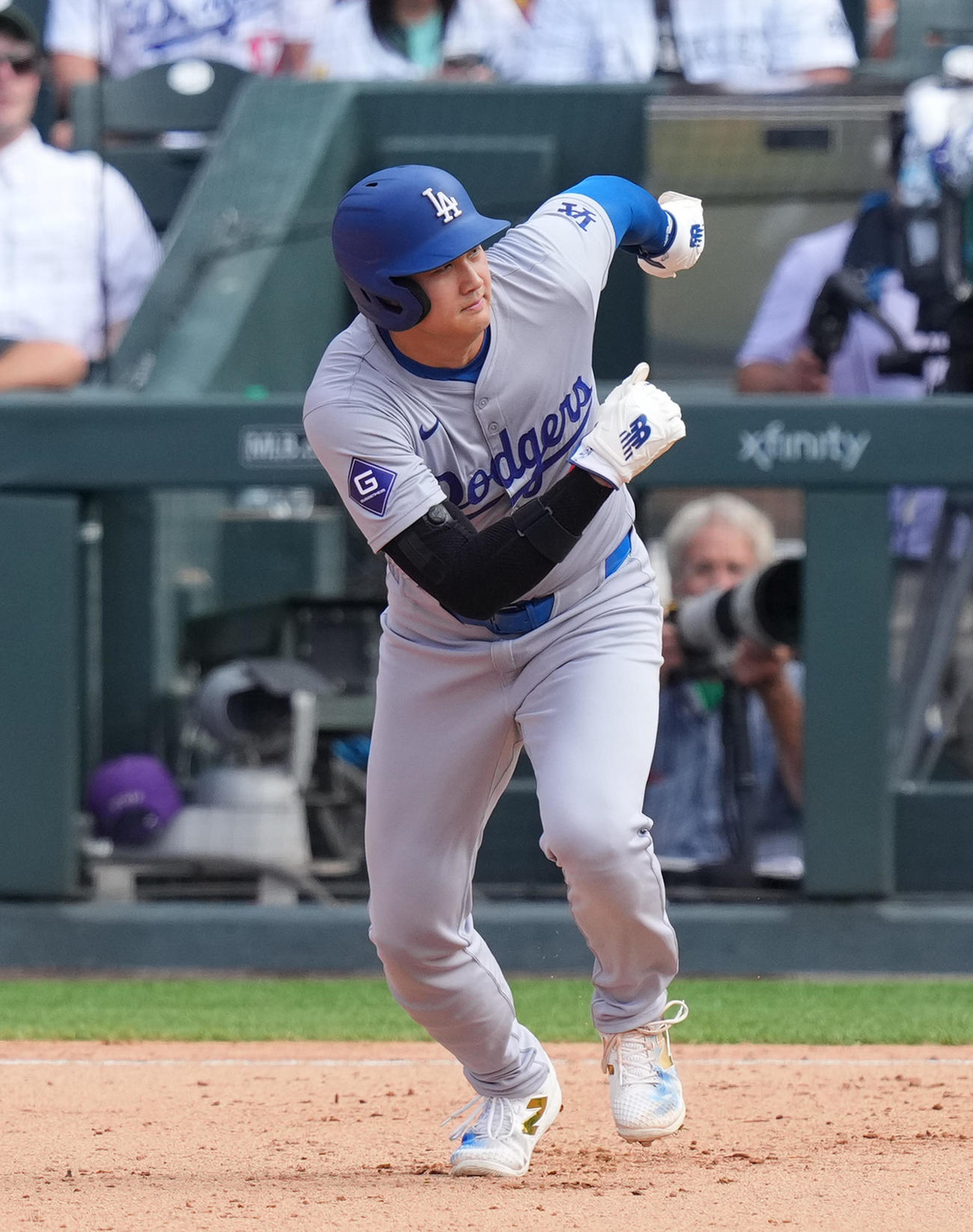 ロッキーズ対ドジャース　8回表ドジャース1死一、二塁、アウトマンの時、二塁盗塁を決め、59盗塁を達成させる大谷（撮影・菅敏）
