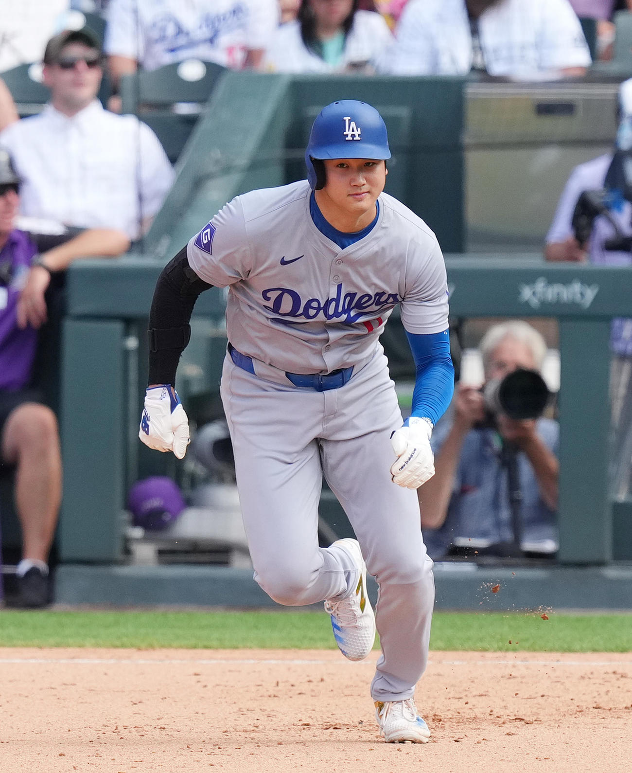 ロッキーズ対ドジャース　8回表ドジャース1死一、二塁、アウトマンの時、二塁盗塁を決め、59盗塁を達成させる大谷（撮影・菅敏）