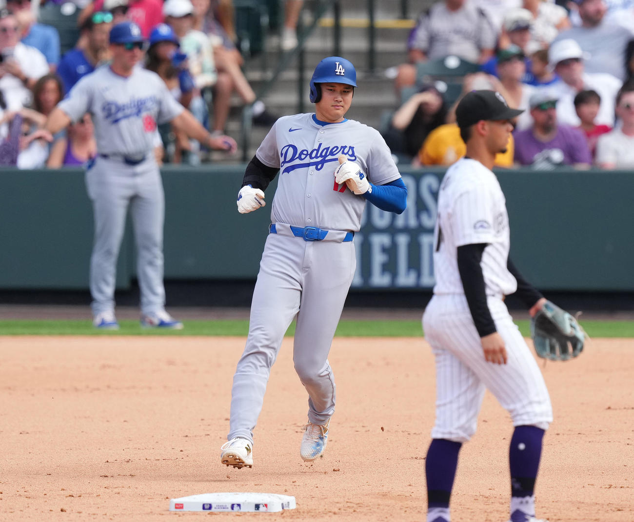 ロッキーズ対ドジャース　8回表ドジャース1死一、二塁、アウトマンの時、二塁盗塁を決め、59盗塁を達成させる大谷（撮影・菅敏）
