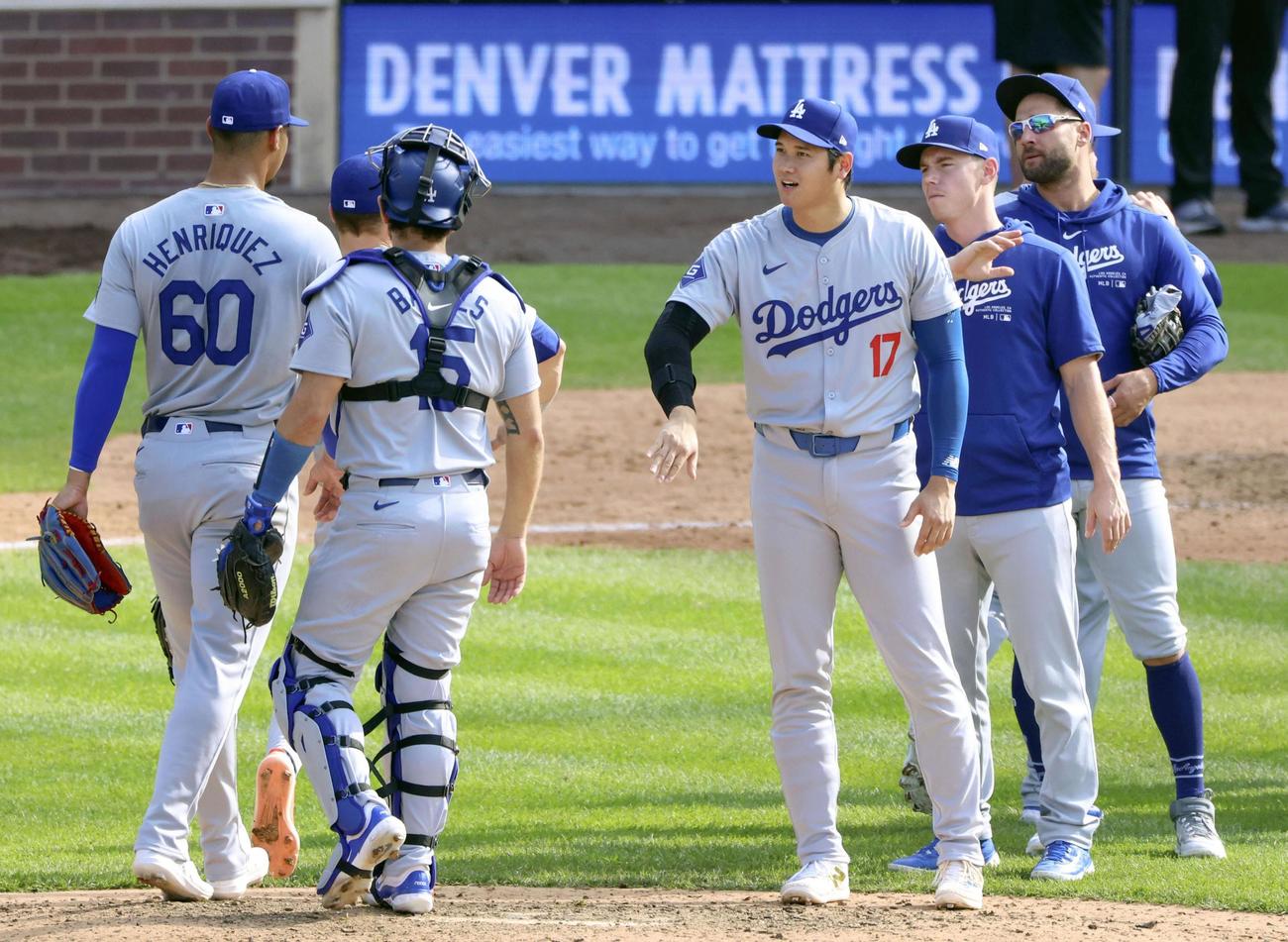 ロッキーズに勝利しチームメートを迎える米大リーグ、ドジャースの大谷翔平（共同）