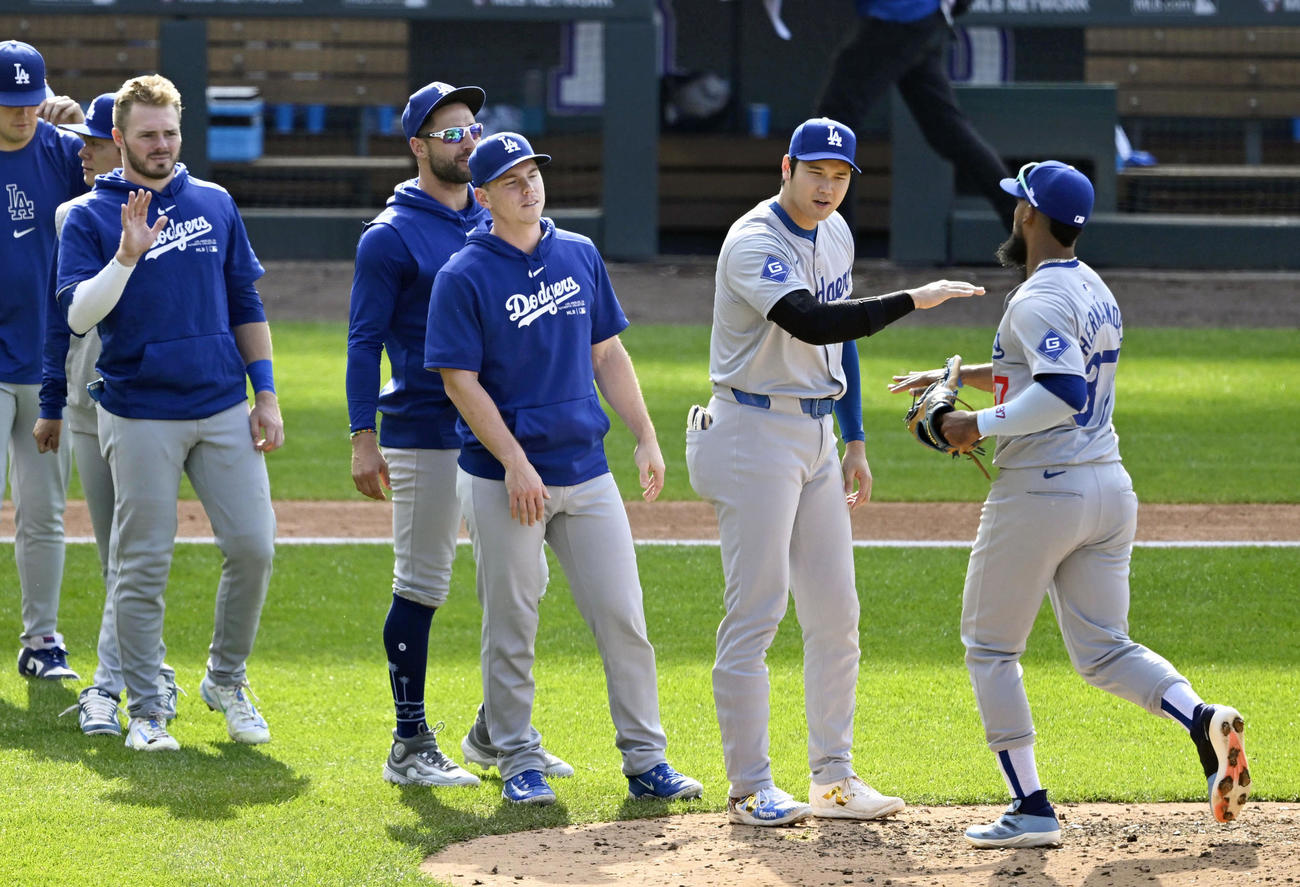 ロッキーズに勝利しチームメートを迎える米大リーグ、ドジャースの大谷翔平（共同）