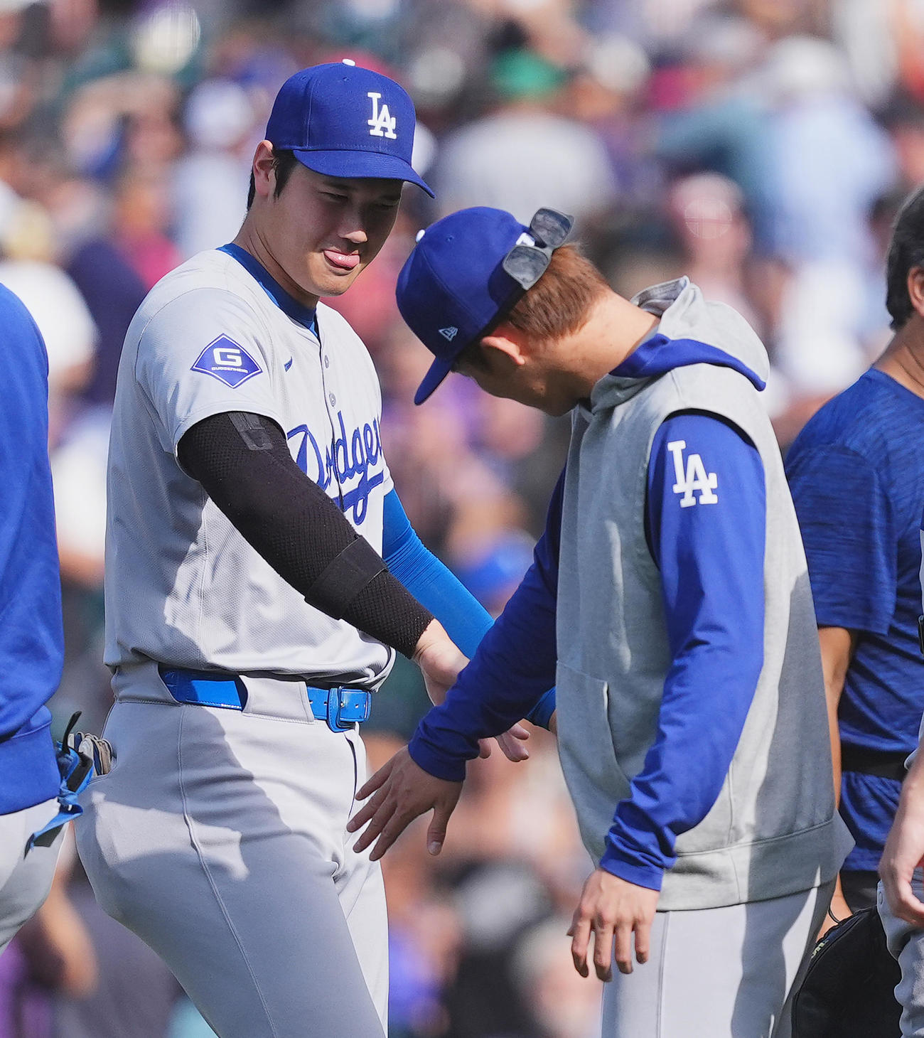 ロッキーズ対ドジャース　レギュラーシーズンを終え、山本（右）とタッチをする大谷（撮影・菅敏）