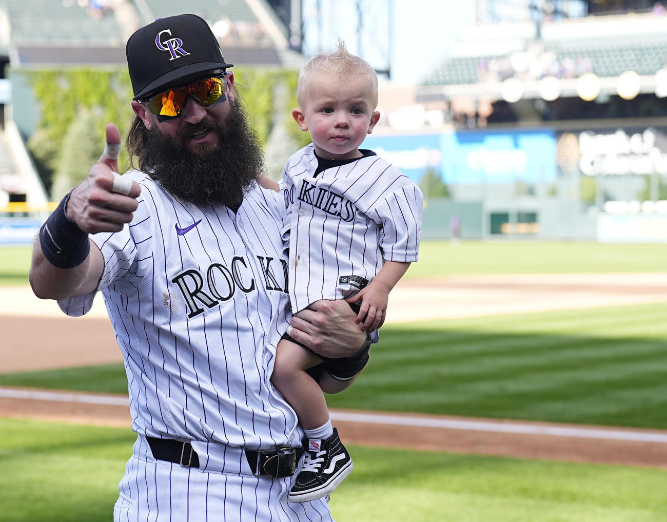 ロッキーズ対ドジャース　息子を抱っこするロッキーズのブラックモン（AP）