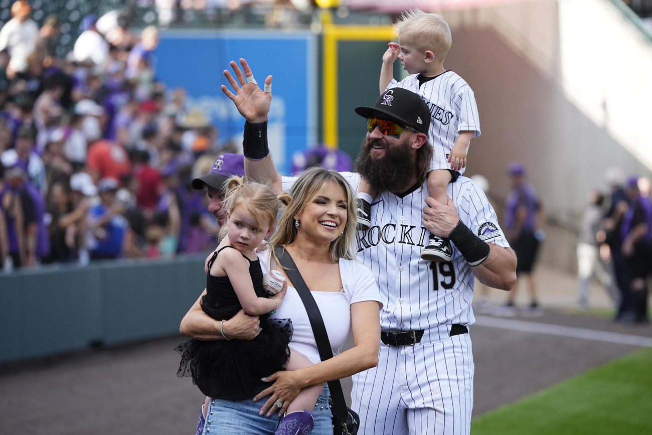 今季で引退のロッキーズ・ブラックモンは家族と共にファンの声援に応える（AP）