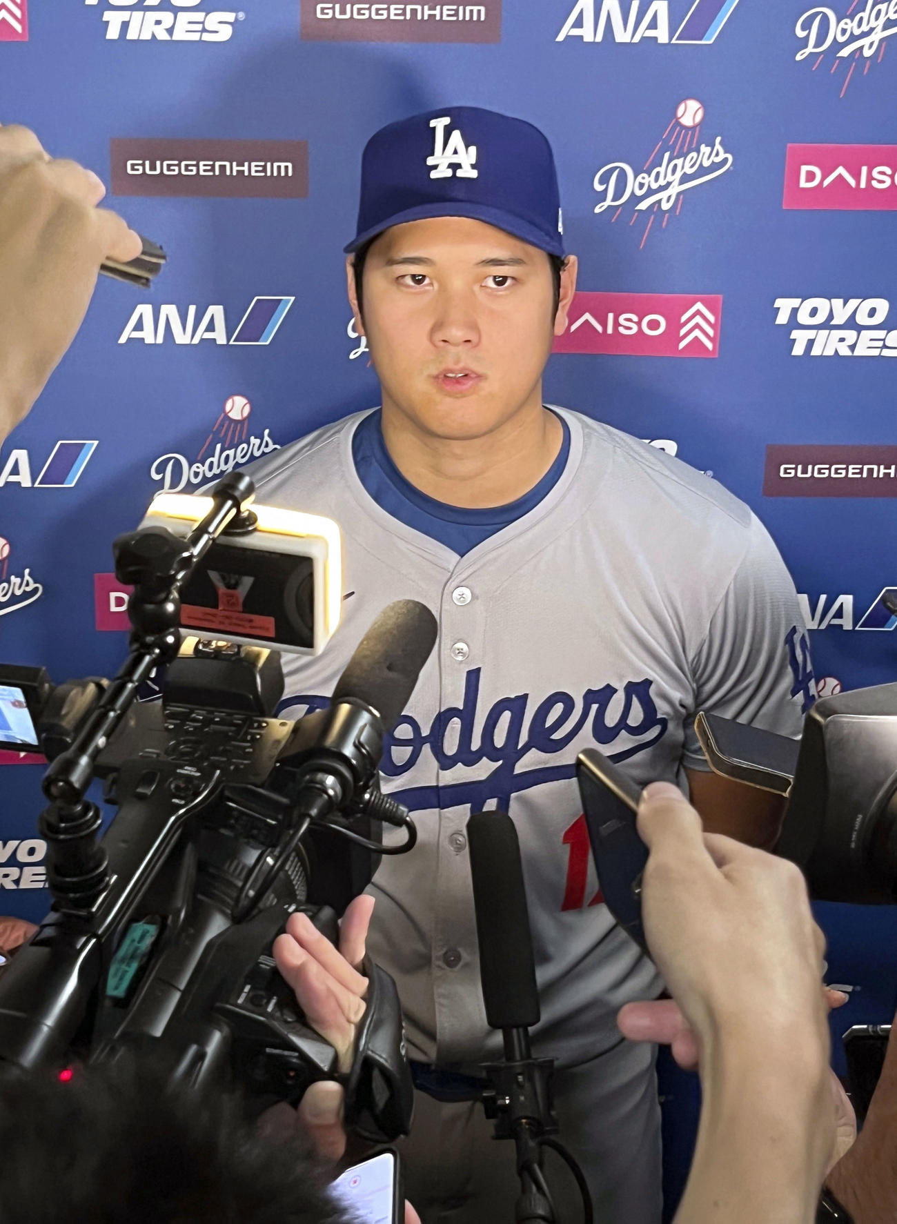 レギュラーシーズン最終戦を終え、取材に応じる米大リーグ、ドジャースの大谷翔平（共同）