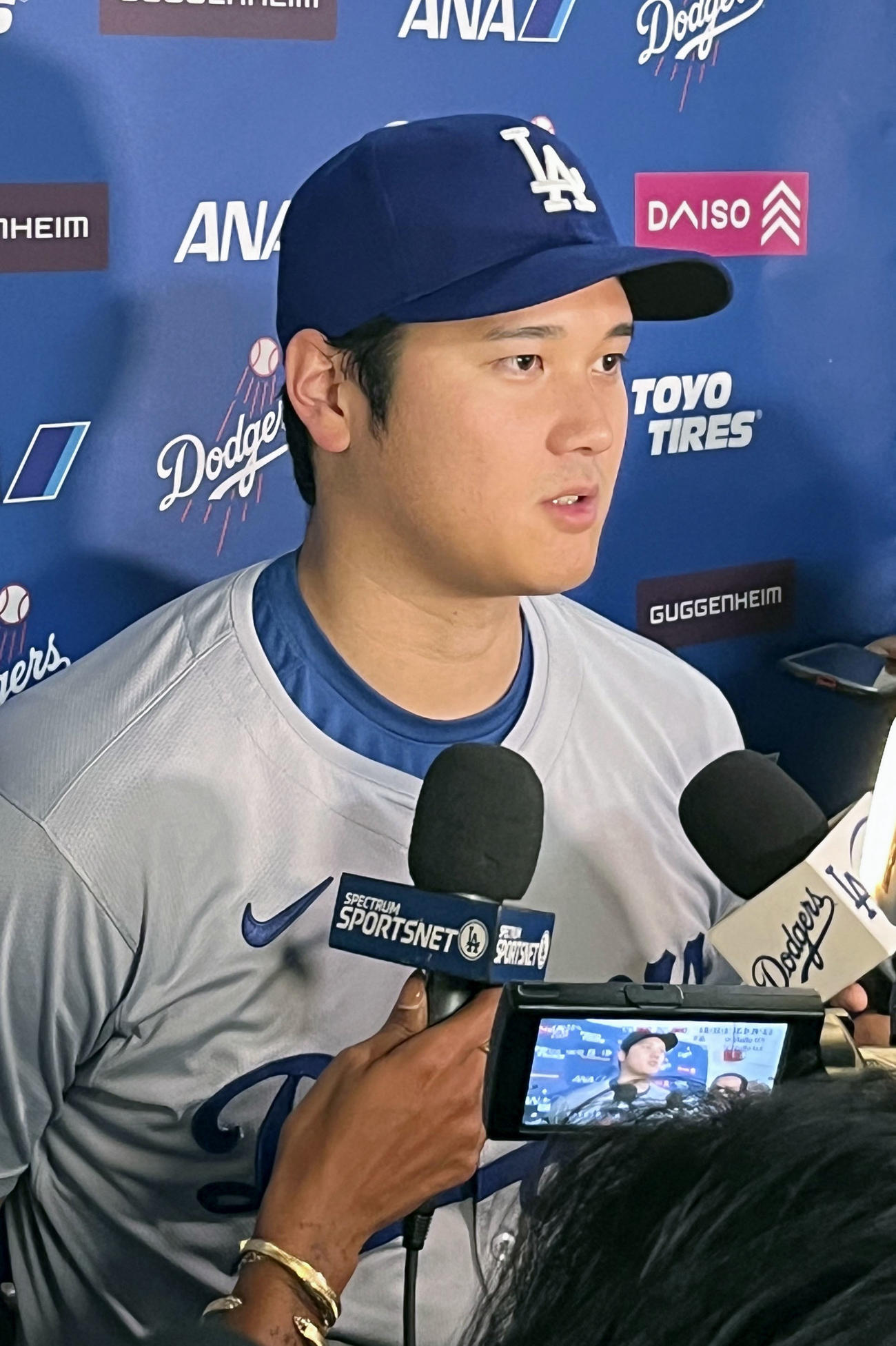 レギュラーシーズン最終戦を終え、取材に応じる米大リーグ、ドジャースの大谷翔平（共同）