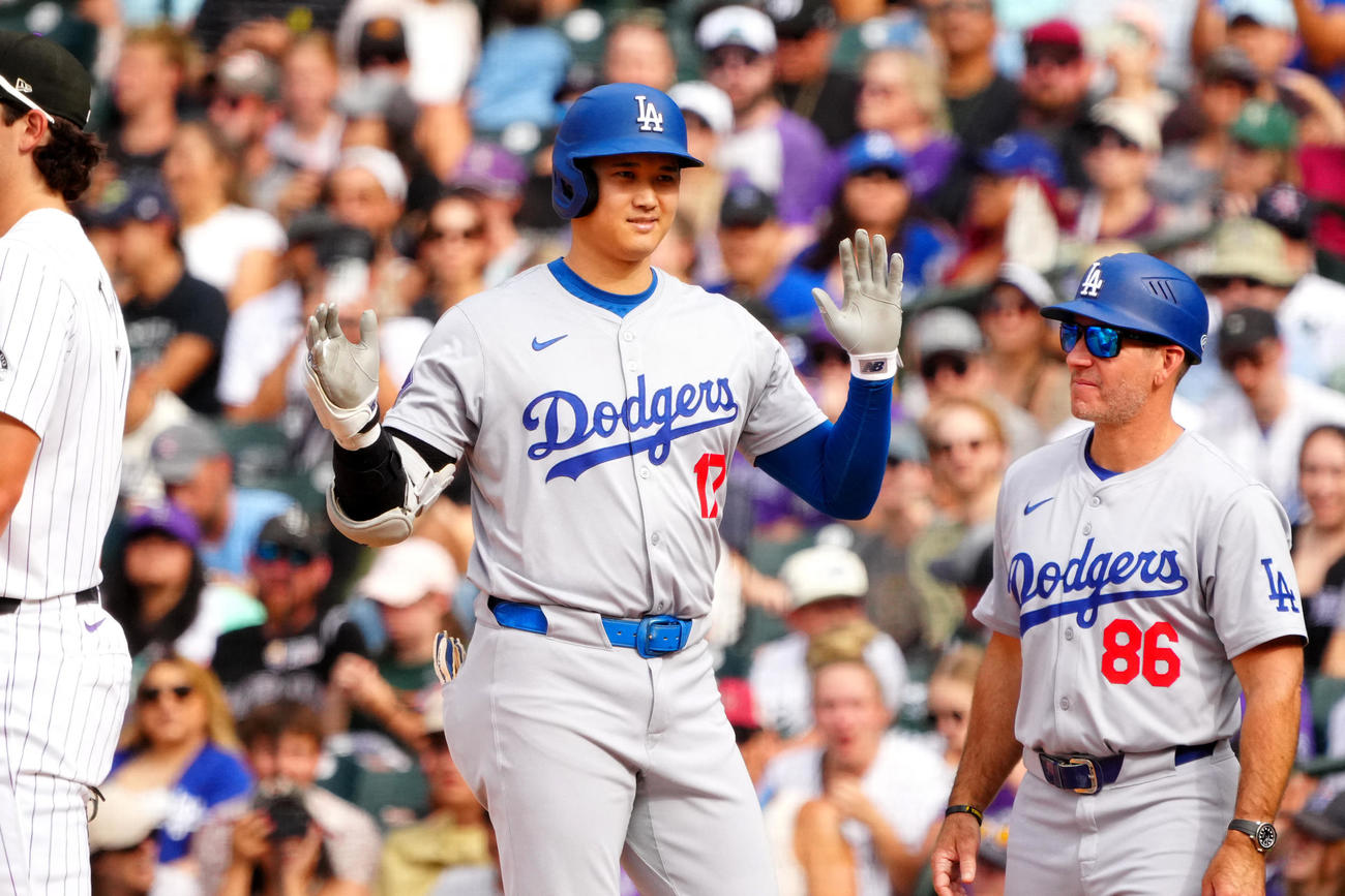 ロッキーズ対ドジャース　8回表ドジャース1死一塁、右前打を放った大谷は一塁ベース上でポーズ（ロイター）