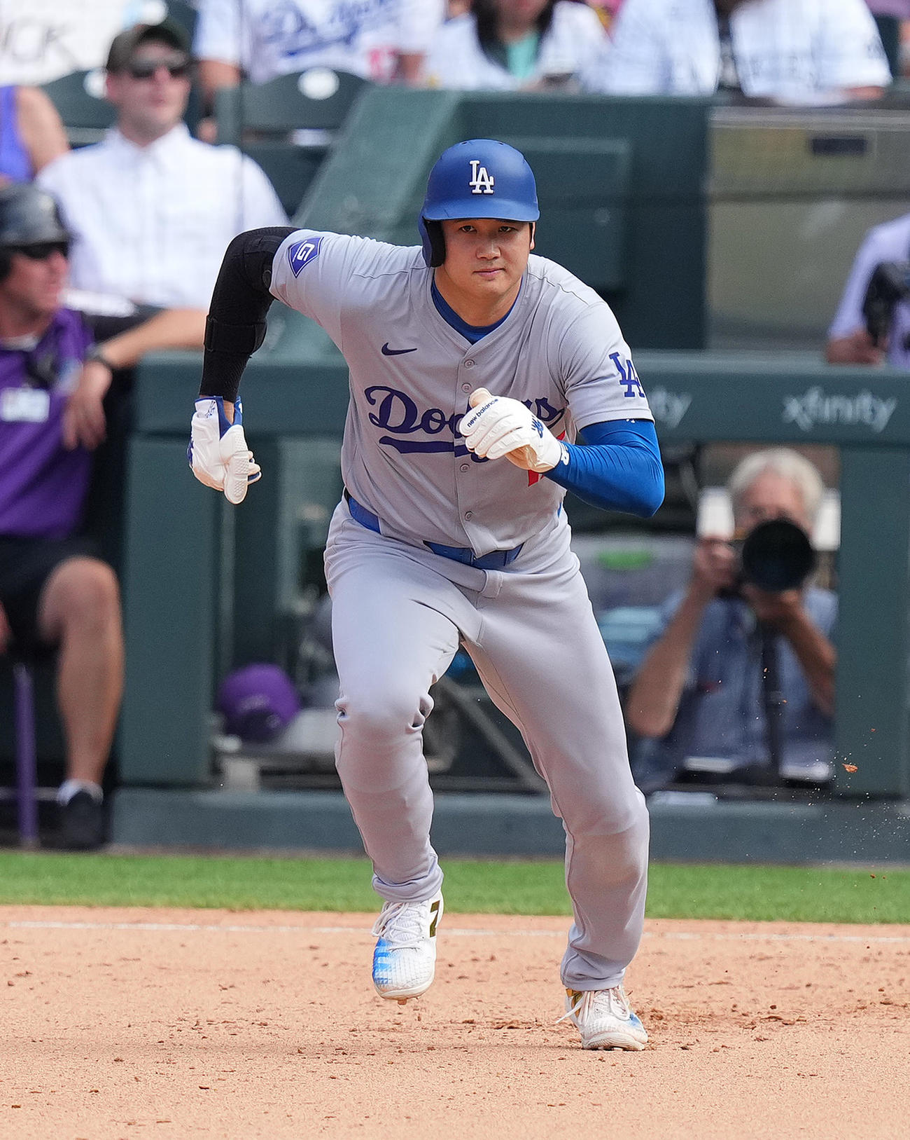 ロッキーズ対ドジャース　8回表ドジャース1死一、二塁、アウトマンの時、二塁盗塁を決め、59盗塁を達成させる大谷（撮影・菅敏）