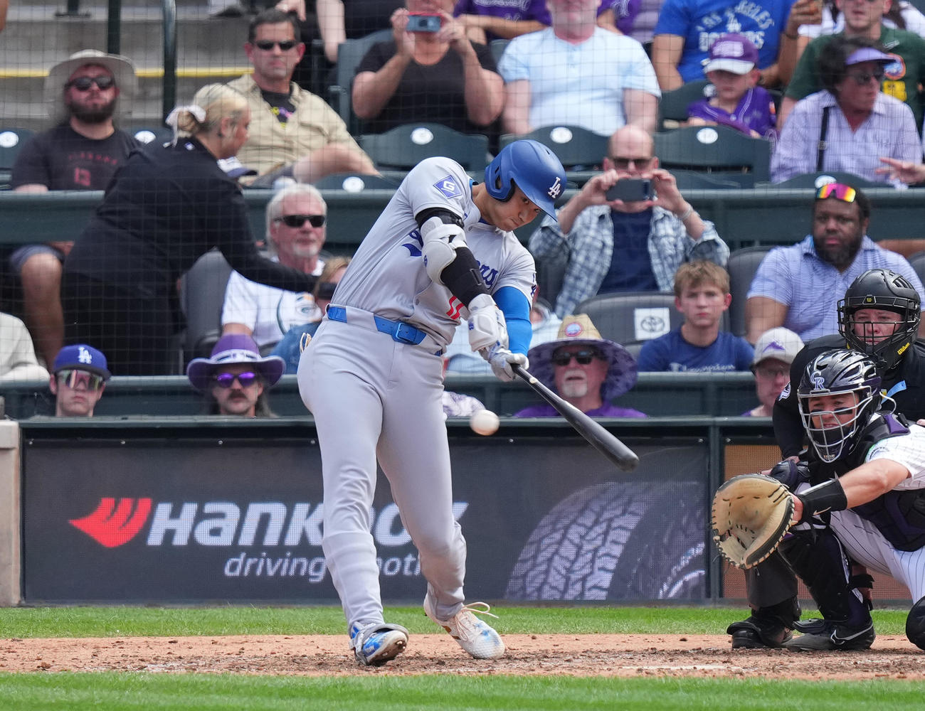 ロッキーズ対ドジャース　8回表ドジャース1死一塁、右前打を放つ大谷（撮影・菅敏）