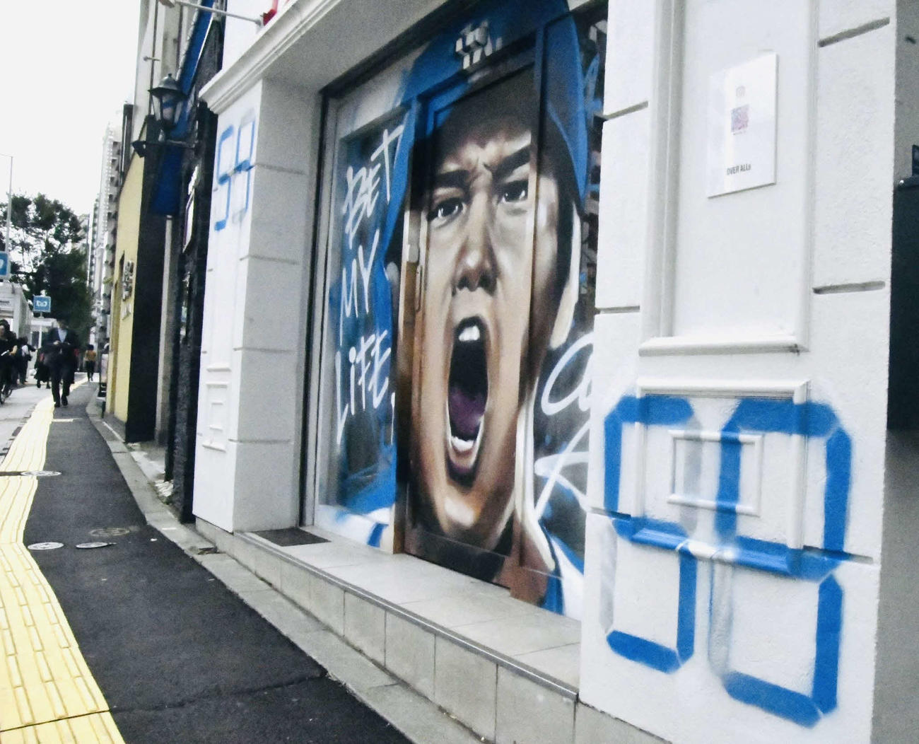 外苑前交差点にあるOVER ALLs本社のドジャース大谷壁画。レギュラーシーズン最終戦を終え、「54－59」が刻まれた（撮影・平山連）