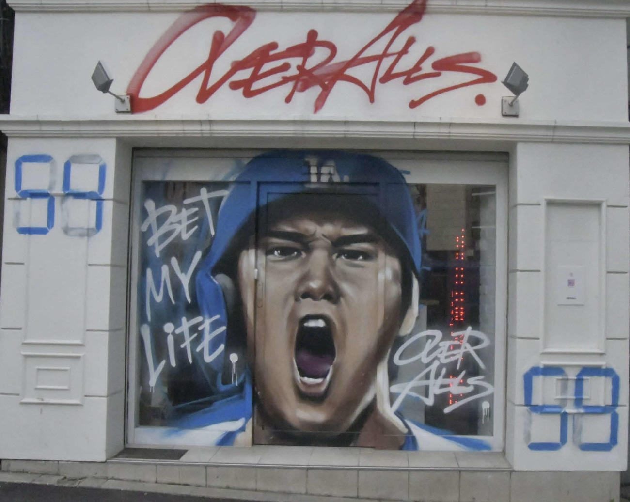 外苑前交差点にあるOVER ALLs本社のドジャース大谷壁画。レギュラーシーズン最終戦を終え、「54－59」が刻まれた（撮影・平山連）