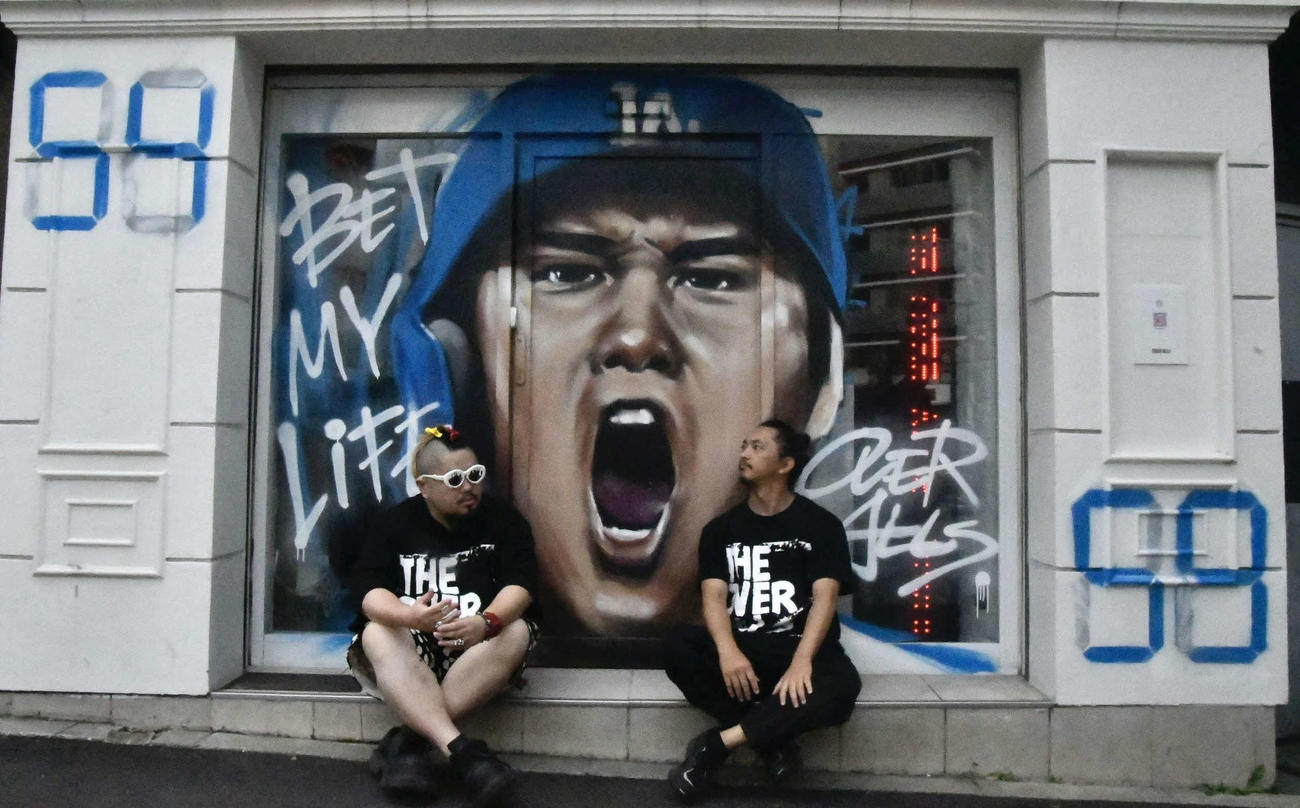 OVER ALLsの赤沢岳人氏（左）と山本勇気氏。外苑前交差点にある自社に描かれたドジャース大谷壁画に「54－59」が刻まれた（撮影・平山連）