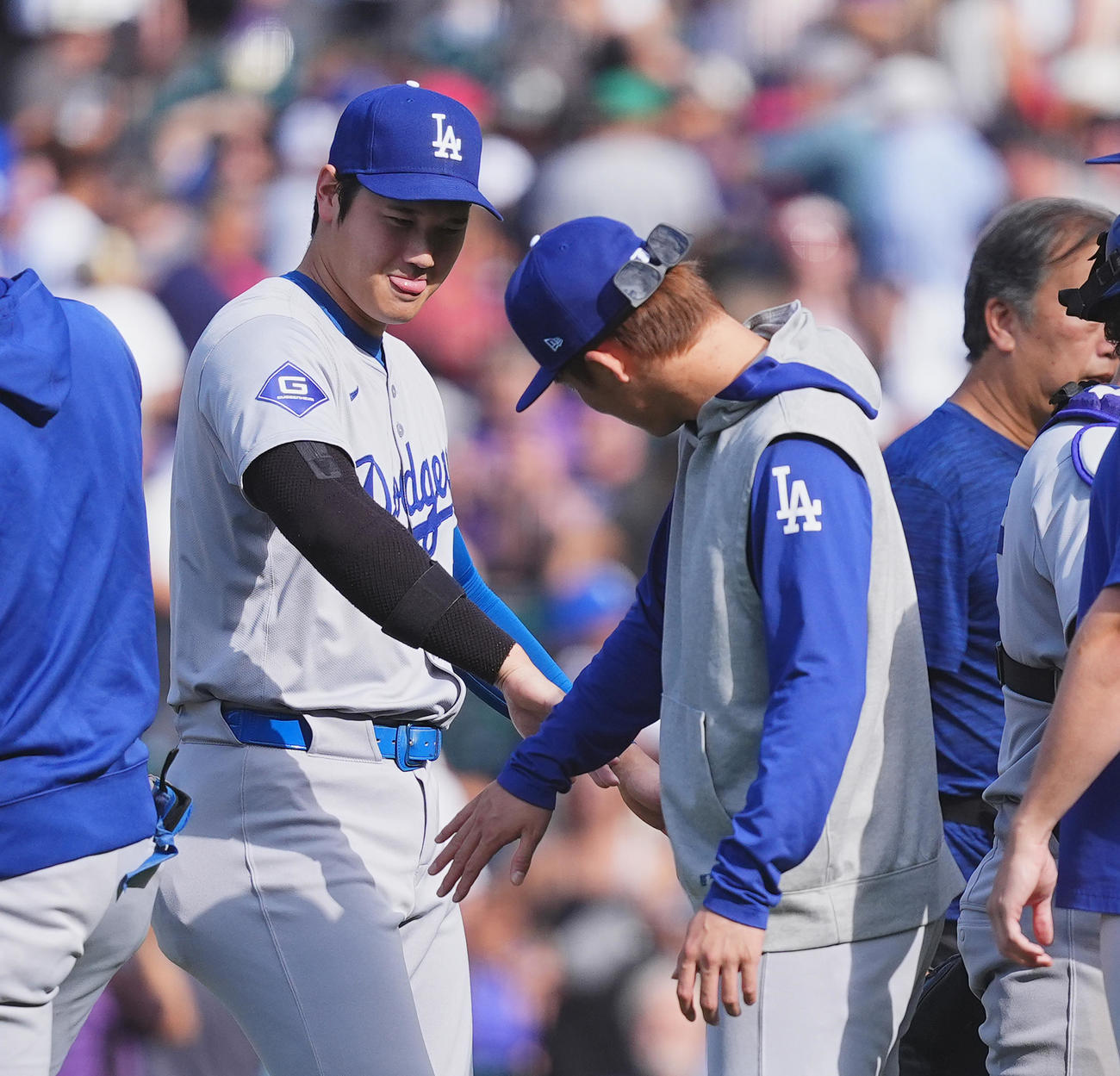 ロッキーズ対ドジャース　レギュラーシーズンを終え、山本（右）とタッチをする大谷（撮影・菅敏）