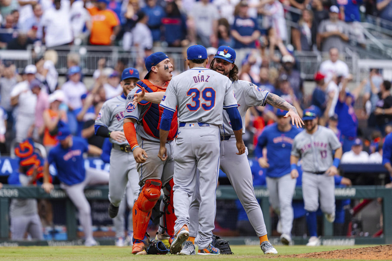 勝利を収めた後、祝福し合うメッツの選手ら (AP)