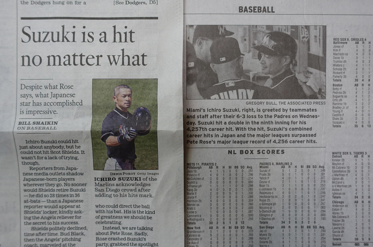 イチローがピート・ローズの持つ安打記録を超えたことを伝えるカリフォルニアの新聞。左がLAタイムズ、右はオレンジ・カウンティー・レジスター