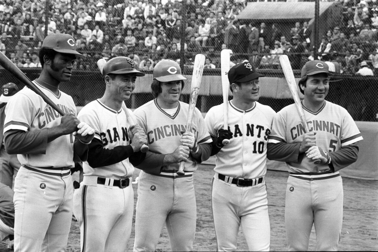 78年、日米親善野球　第9戦　巨人対レッズ　試合前に記念撮影する左からジョージ・フォスター、王貞治、ピート・ローズ、張本勲、ジョニー・ベンチ＝1978年11月9日