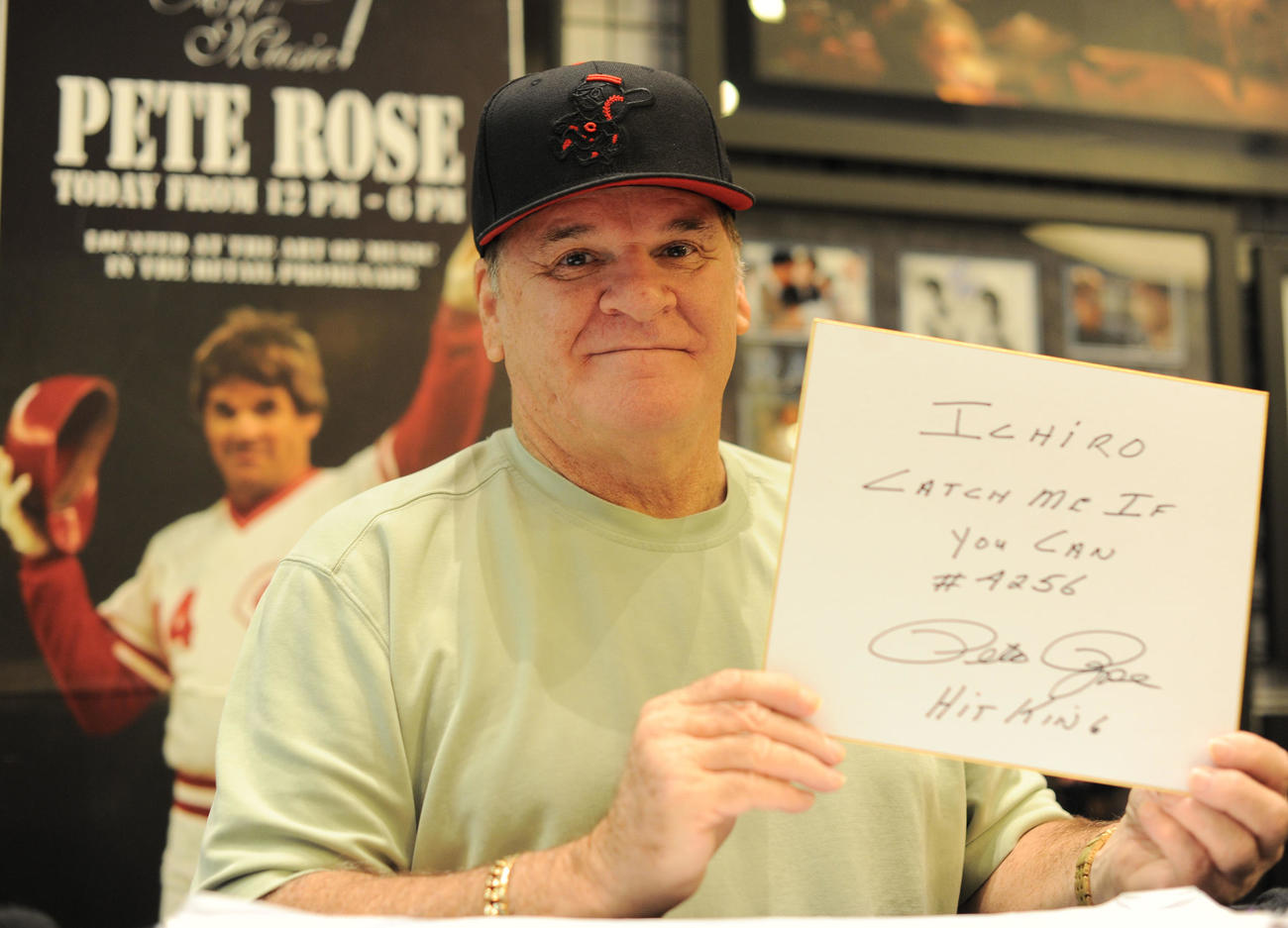 色紙に書いたイチローへのメッセージを手にするピート・ローズ氏＝2011年9月19日