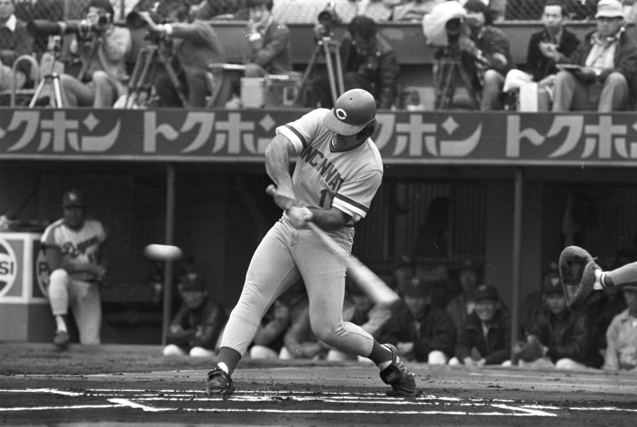日米親善野球　第8戦　中日・巨人連合対レッズ　1回表レッズ無死、中前打を放つレッズのピート・ローズ氏＝1978年11月7日