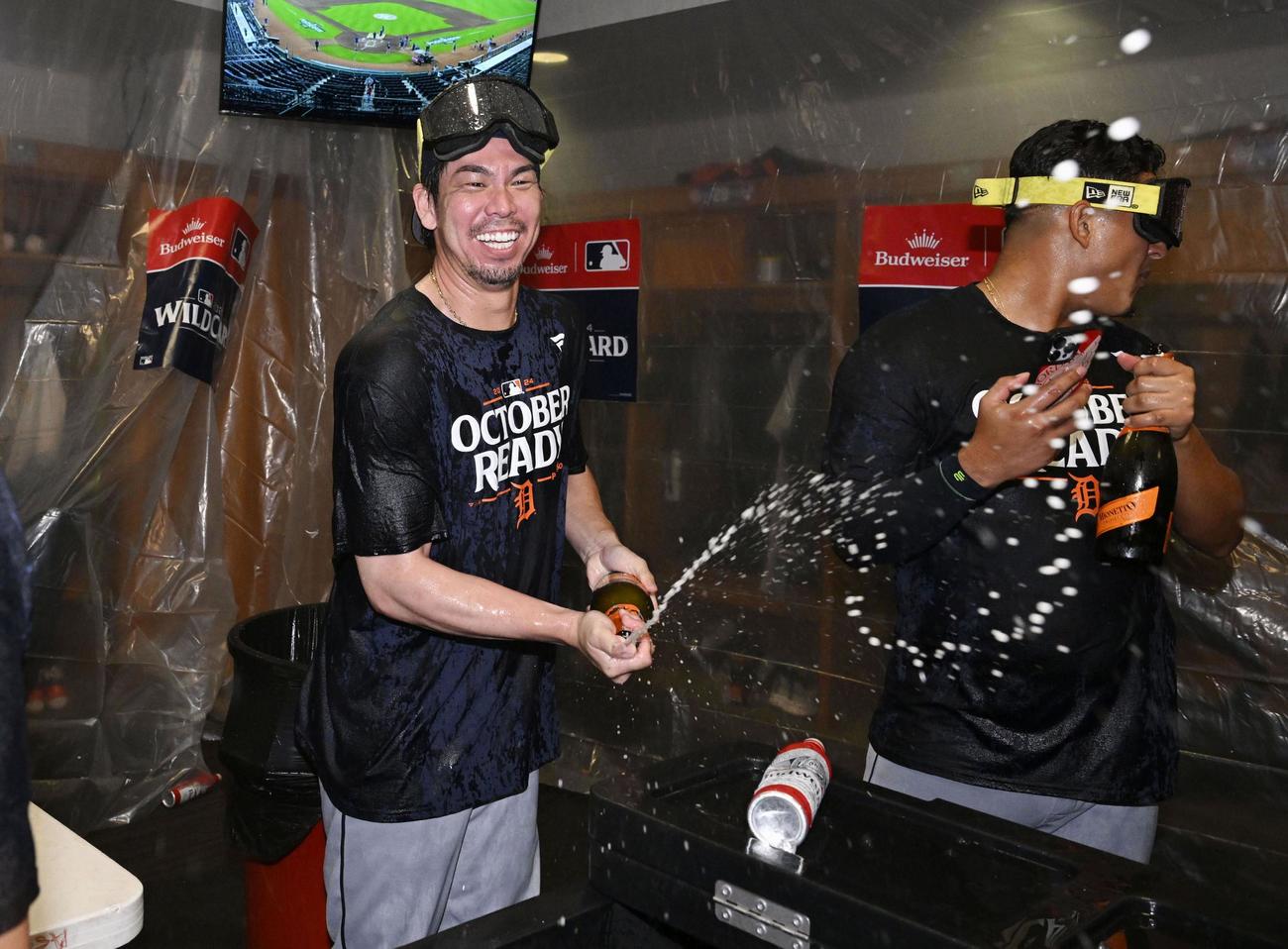 アストロズに勝利し地区シリーズ進出を決め、祝勝会で喜ぶタイガース前田＝ヒューストン（共同）