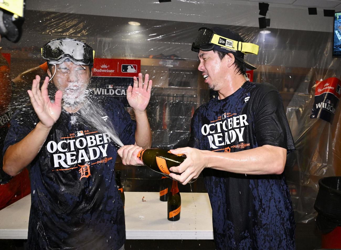 アストロズに勝利し地区シリーズ進出を決め、祝勝会で喜ぶタイガース前田（右）＝ヒューストン（共同）