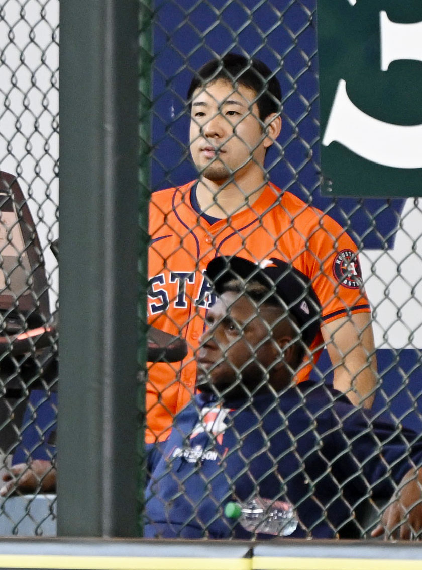 タイガース戦の8回、ブルペンから試合を見守るアストロズ菊池＝ヒューストン（共同）