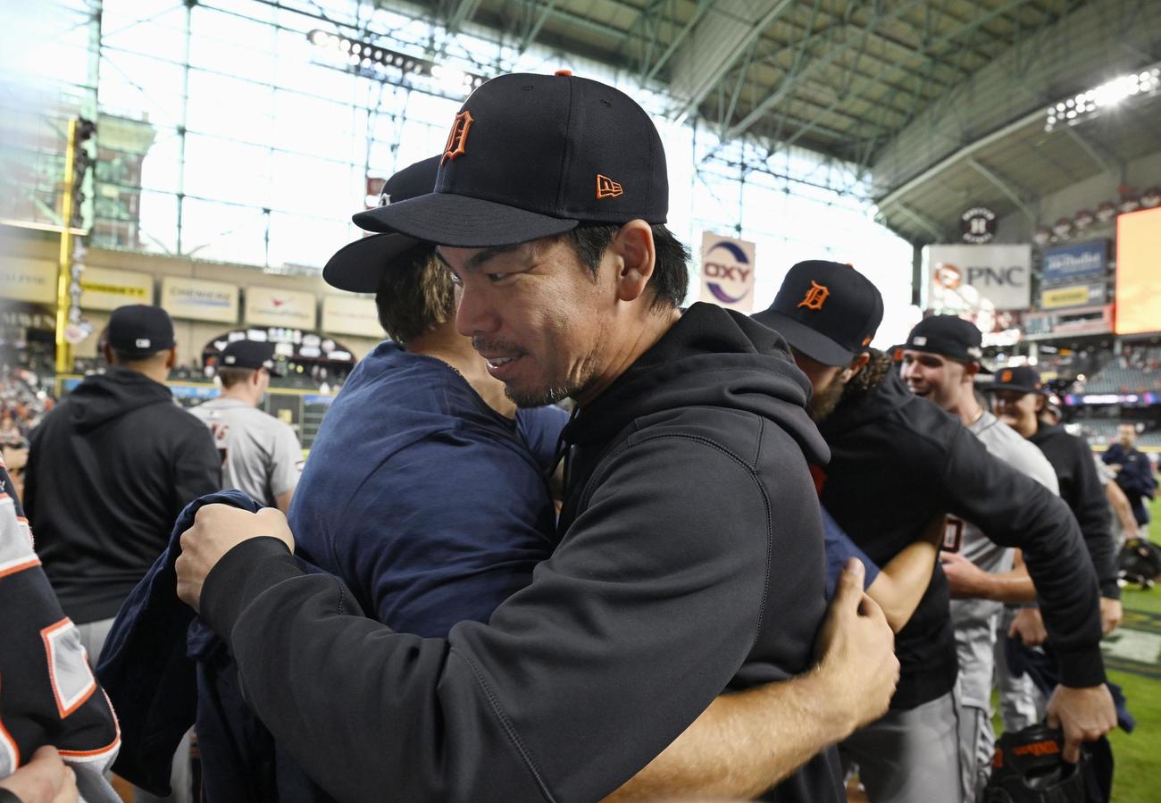 アストロズに勝利し地区シリーズ進出を決め、抱擁を交わすタイガース前田＝ヒューストン（共同）