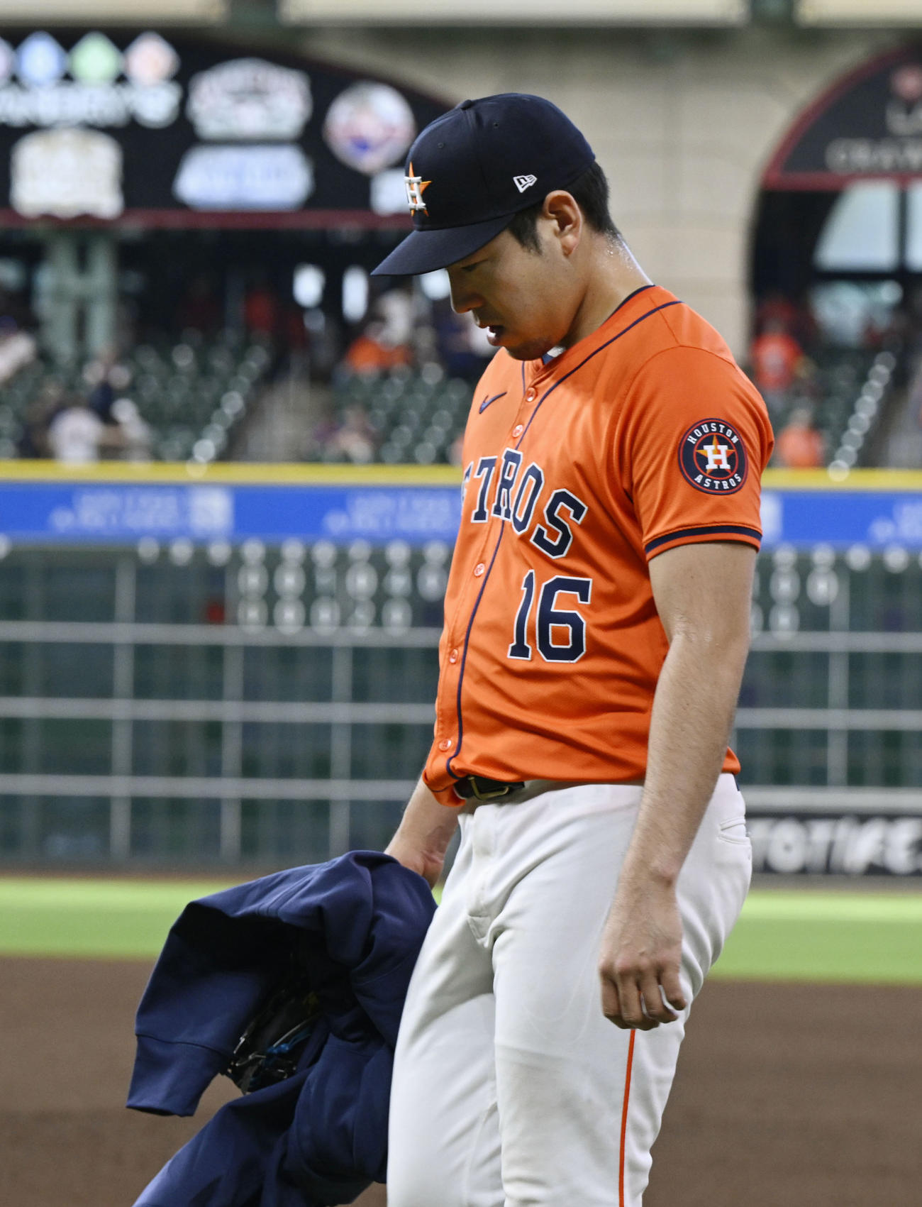 タイガースに敗れ、引き揚げるアストロズ菊池。2連敗で敗退が決まった＝ヒューストン（共同）