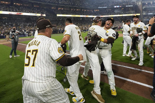 地区シリーズ進出を決め抱き合うパドレスの選手たち(AP)