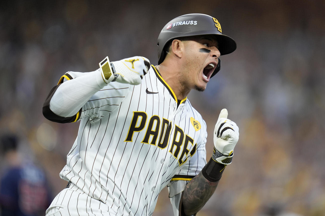 2回、勝ち越しの2点二塁打を放ち吠えるパドレスのマチャド（AP）