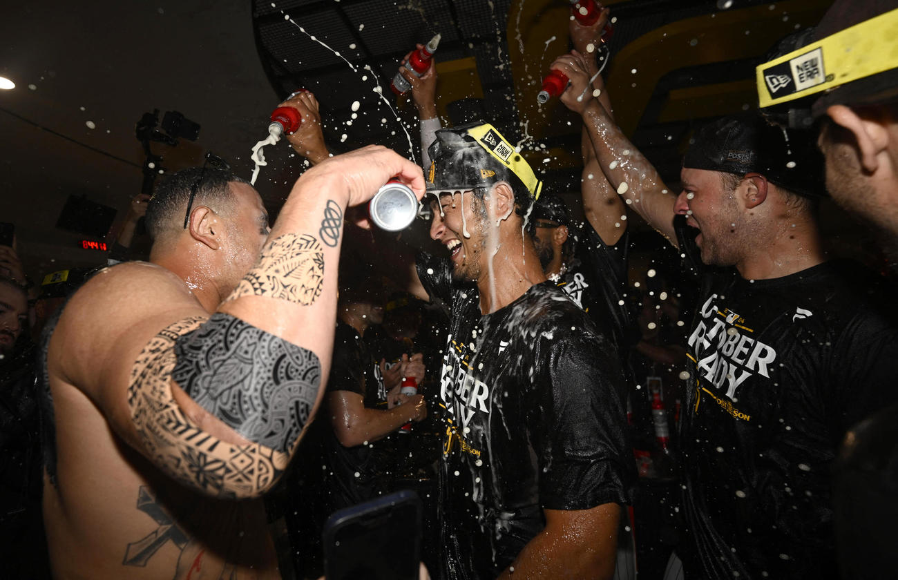 パドレスのダルビッシュ有はブレーブスに勝利し、チームメイトと喜びを分かち合う（ロイター）