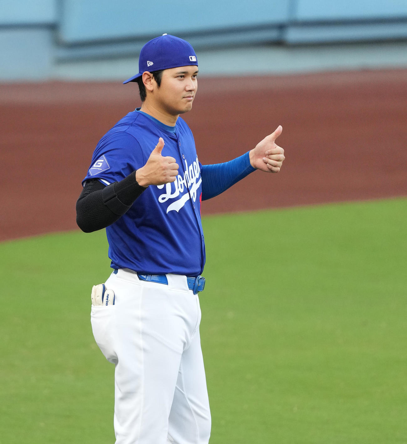 ゲーム形式の練習中に外野から見つめる大谷は、ナインに向かってサムズアップポーズをする（撮影・菅敏）