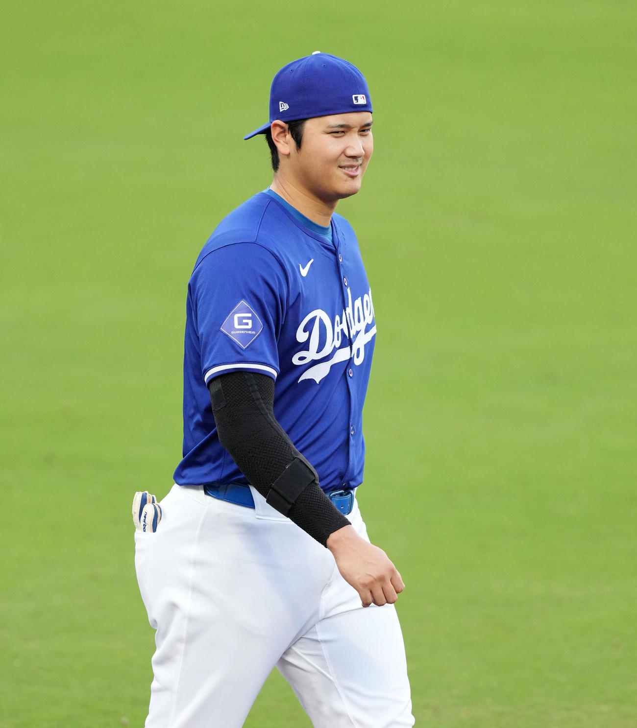 ゲーム形式の練習中に外野から見つめる大谷（撮影・菅敏）