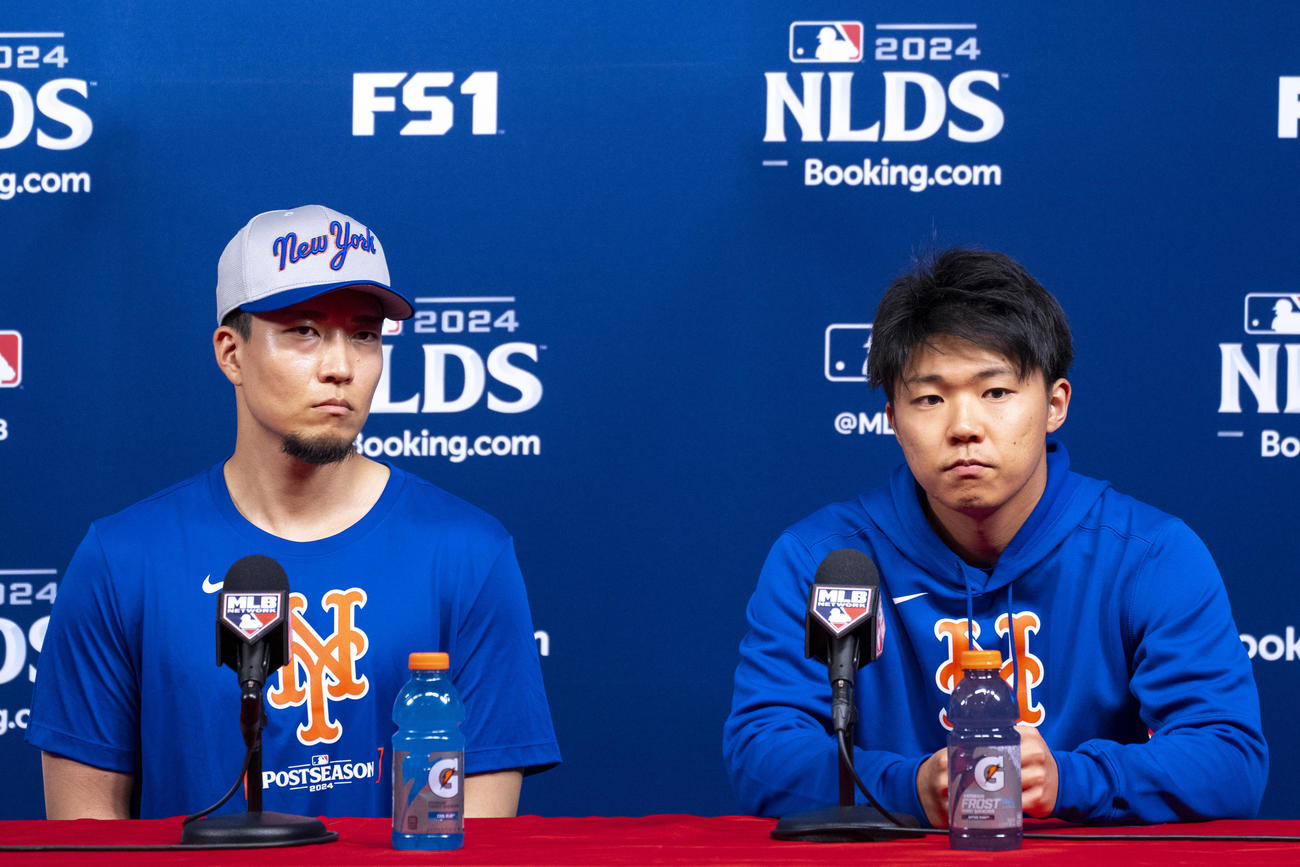 会見を行ったメッツ千賀滉大。右は藤原通訳（AP）
