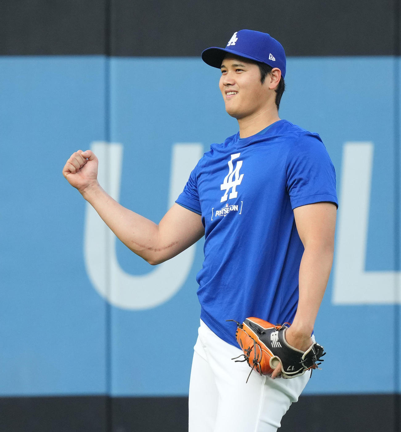 デビジョンシリーズ前日練習でキャッチボールをするドジャース大谷は、ガッツポーズを見せる（撮影・菅敏）