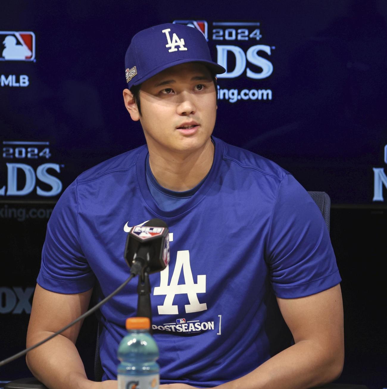 地区シリーズ第1戦を前に、記者会見するドジャース大谷＝ロサンゼルス（共同）