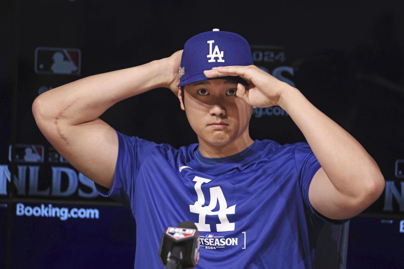 地区シリーズ第1戦を前に、記者会見するドジャース大谷＝ロサンゼルス（共同）